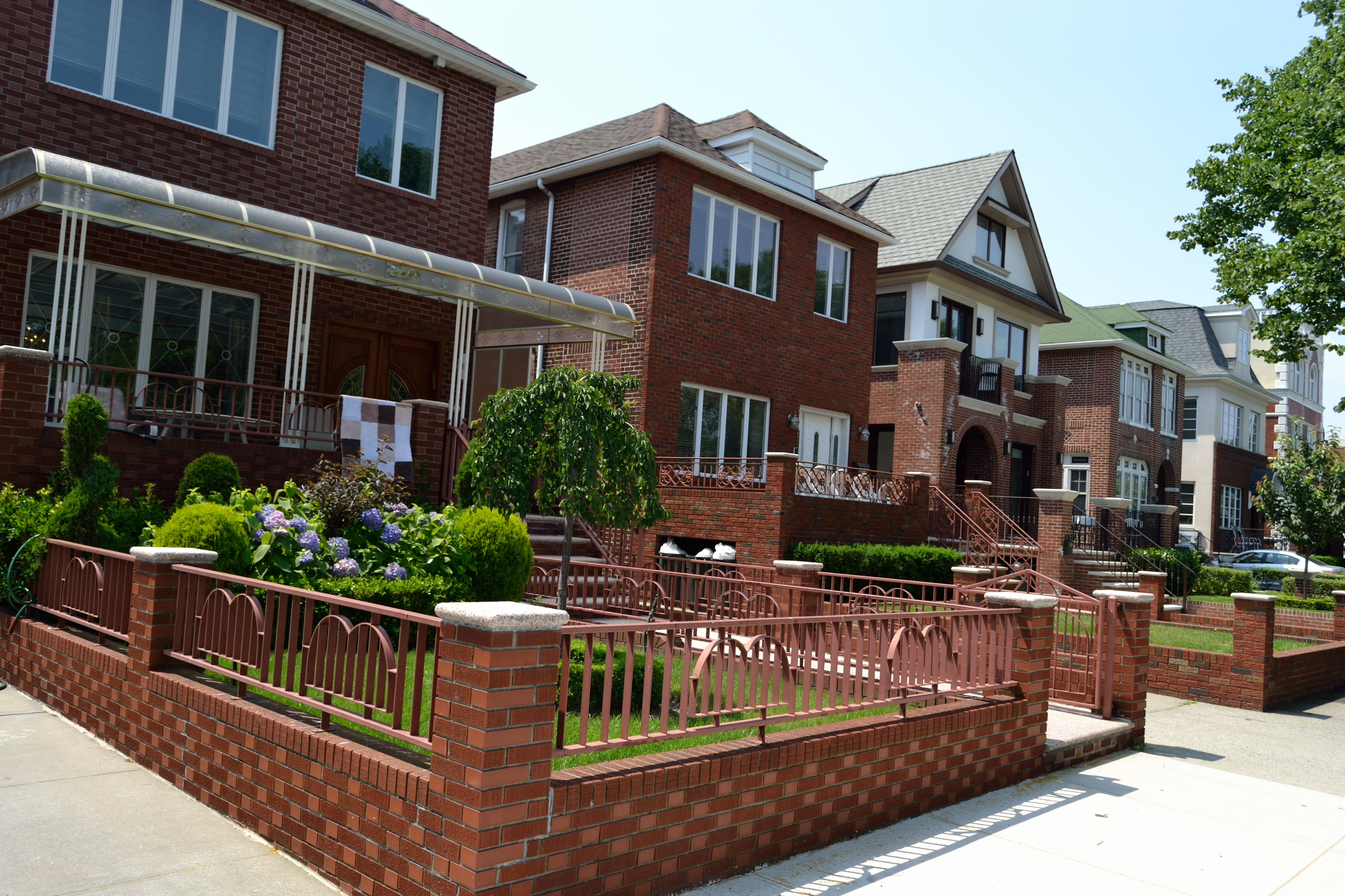 window, built structure, exterior, outdoors, city, brown, property, residential district, brick home, brick houses, family, modern, architecture, c, railing, HD Wallpaper