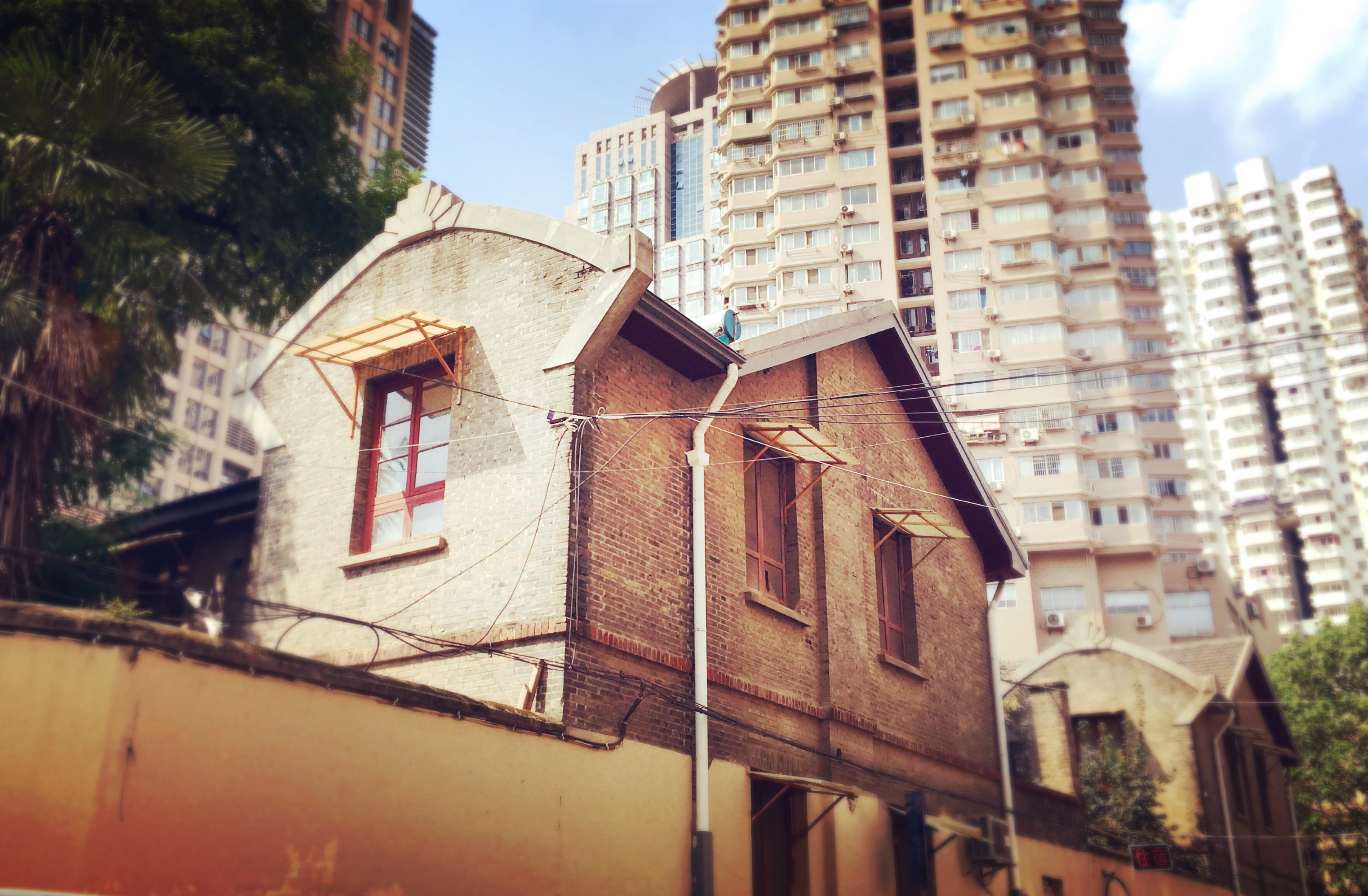 building exterior, sky, window, house, built structure, old, focus on foreground, low angle view, 2K, housing, city, tree, nanjing middle class, nature, HD Wallpaper