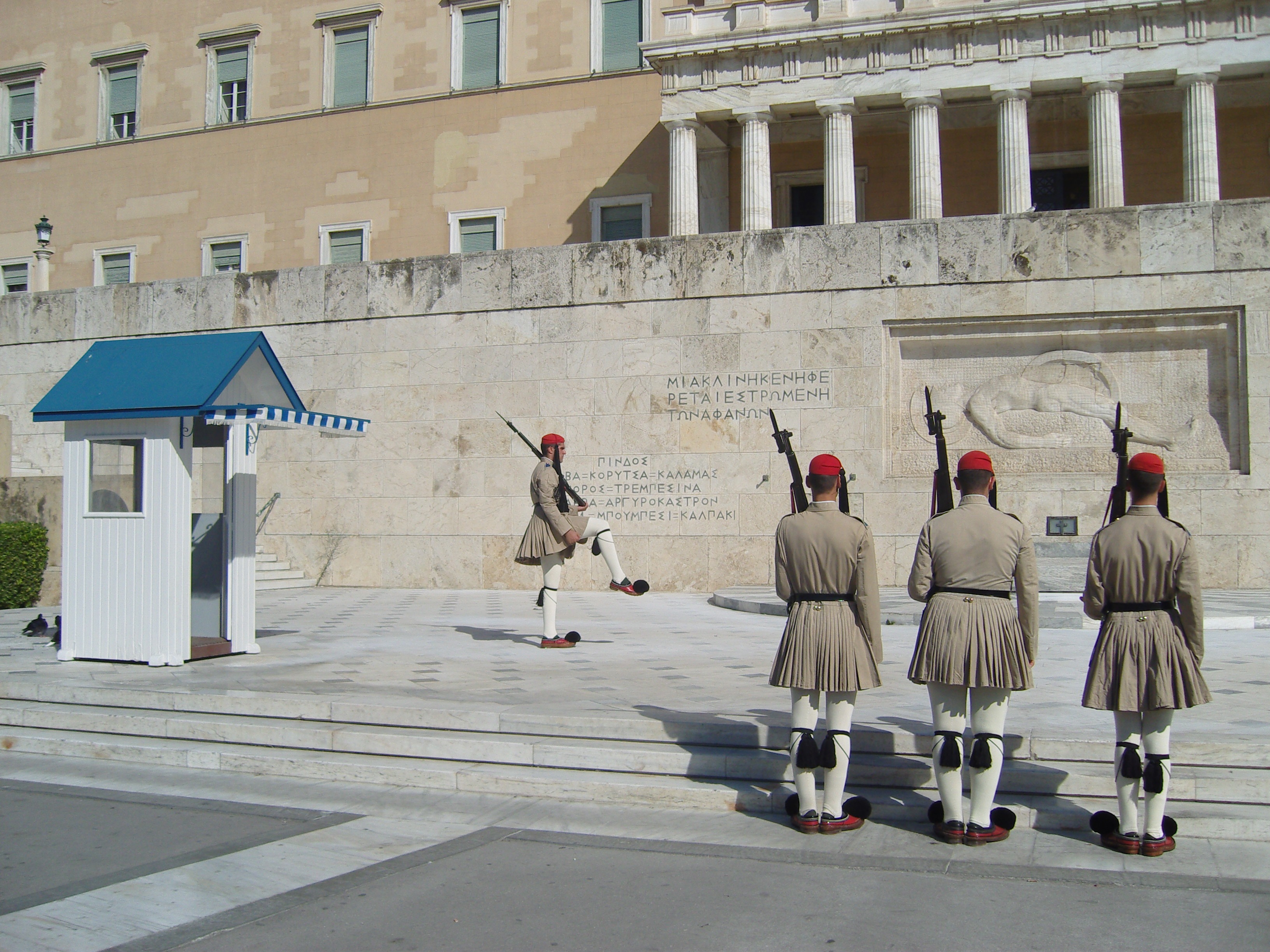 full length, outdoors, women, changing of the guard, marching, sunlight, building, history, architectural column, men, athens, soldiers, group of people, HD Wallpaper