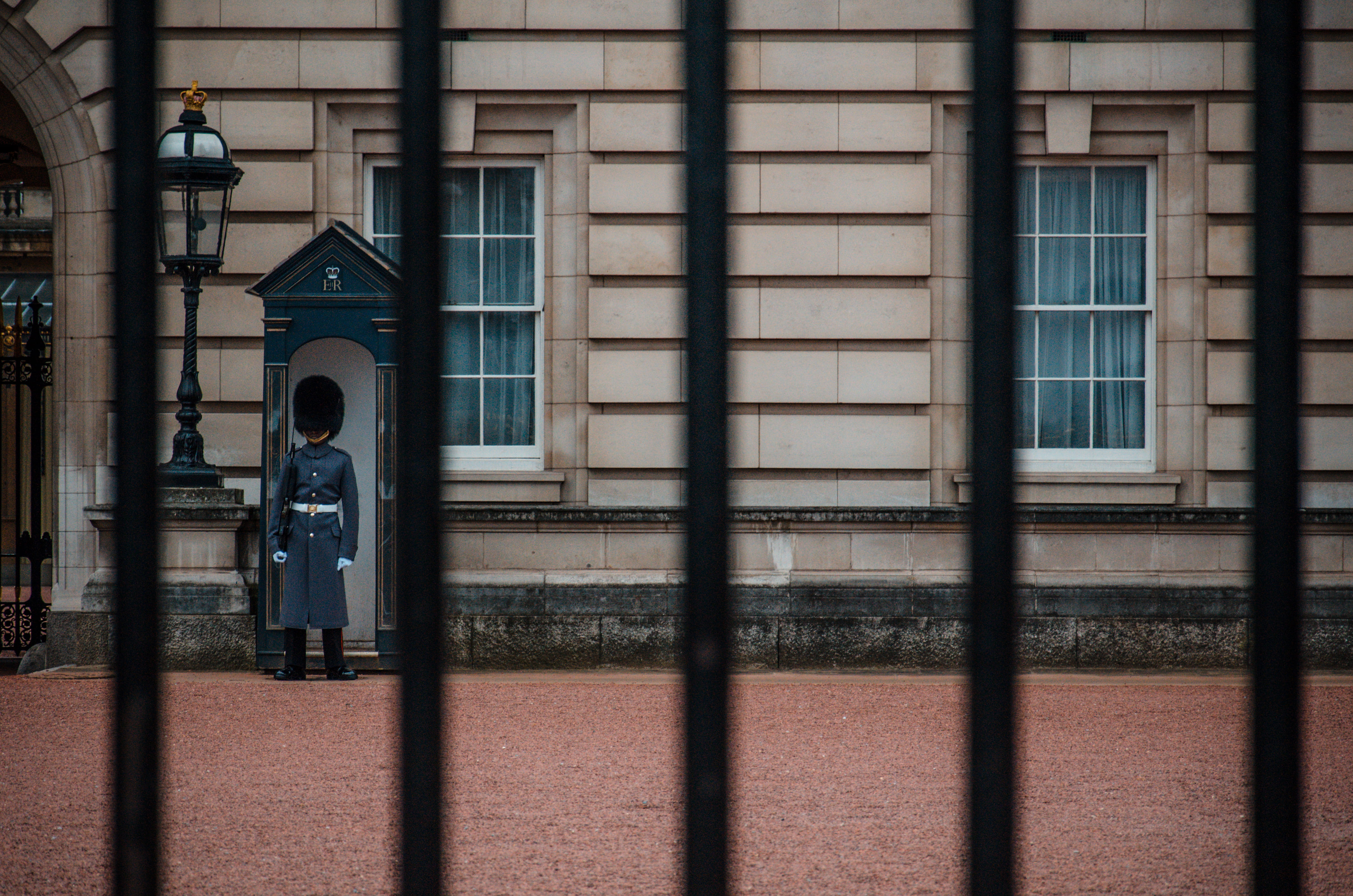 street, 4K, exterior, daytime, brown, built structure, united kingdom, holding, royal family, courtyard, concrete, white, door, wall - building feature, HD Wallpaper