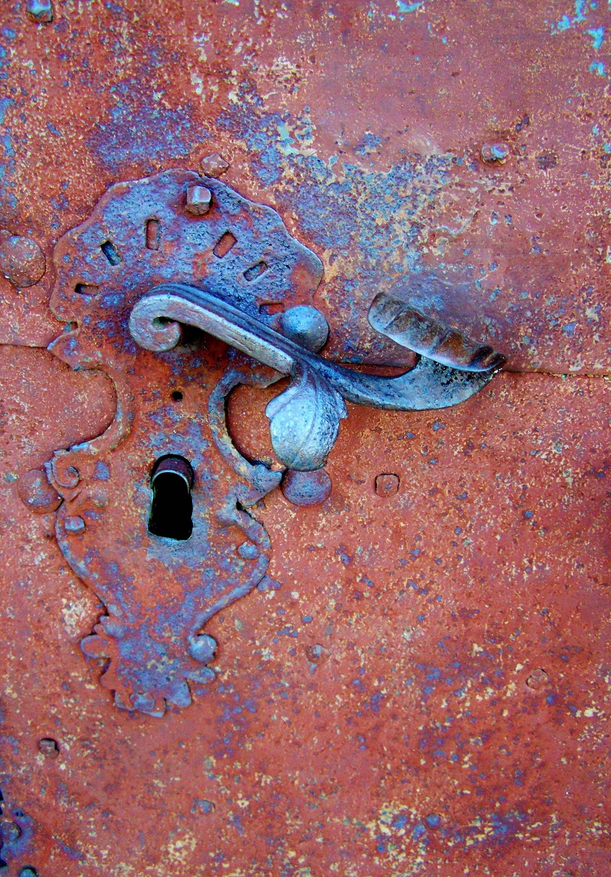safety, close-up, metal works, run-down, outdoors, metal, obsolete, protection, 2K, abandoned, security, rusty, lock, deterioration, full frame, damaged, Phone HD Wallpaper