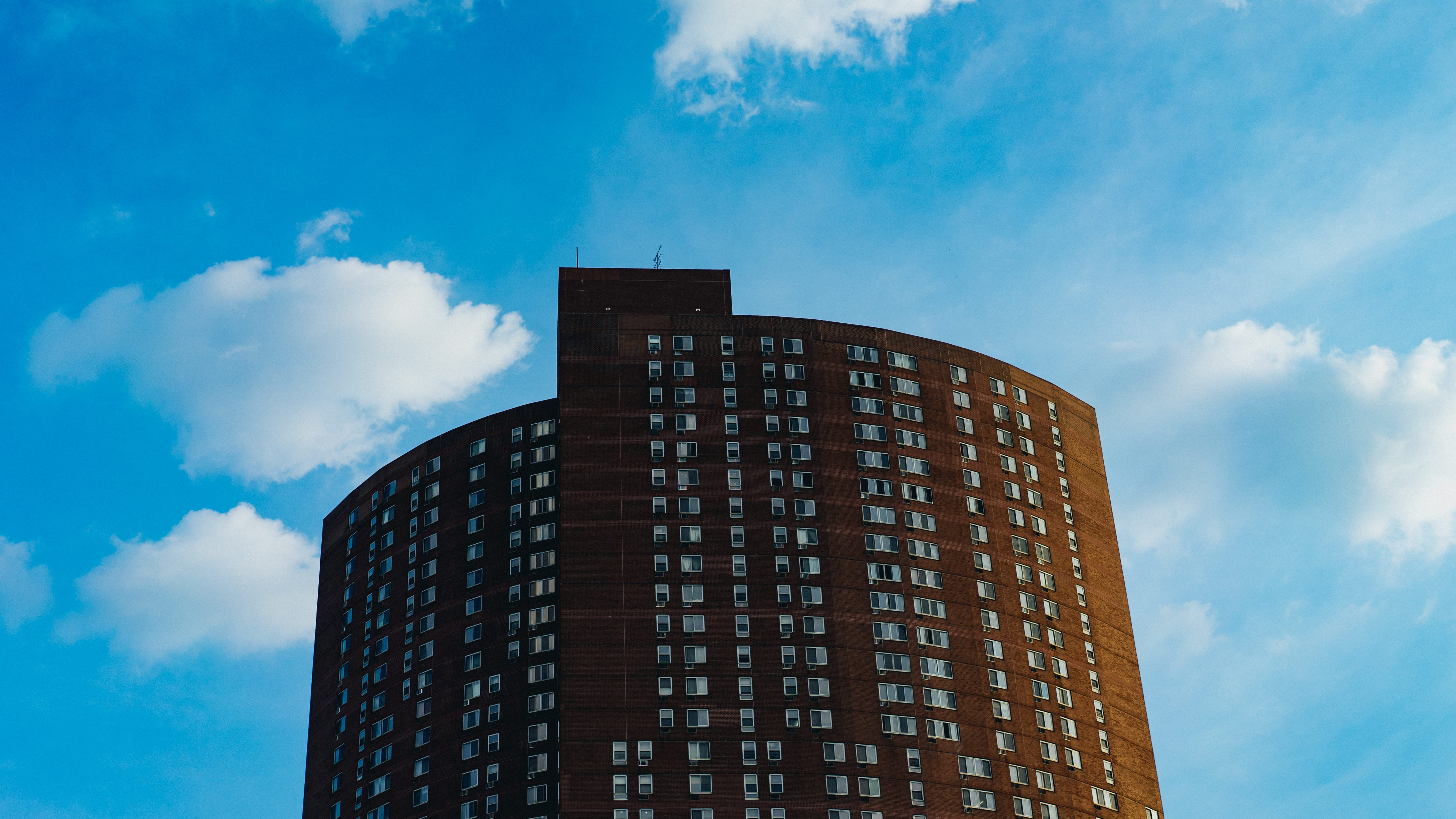 modern, blue, skyscraper, low angle view, no people, 5K, windows, cloud - sky, city, office, cloud, brick, new york, built structure, office building exterior, HD Wallpaper