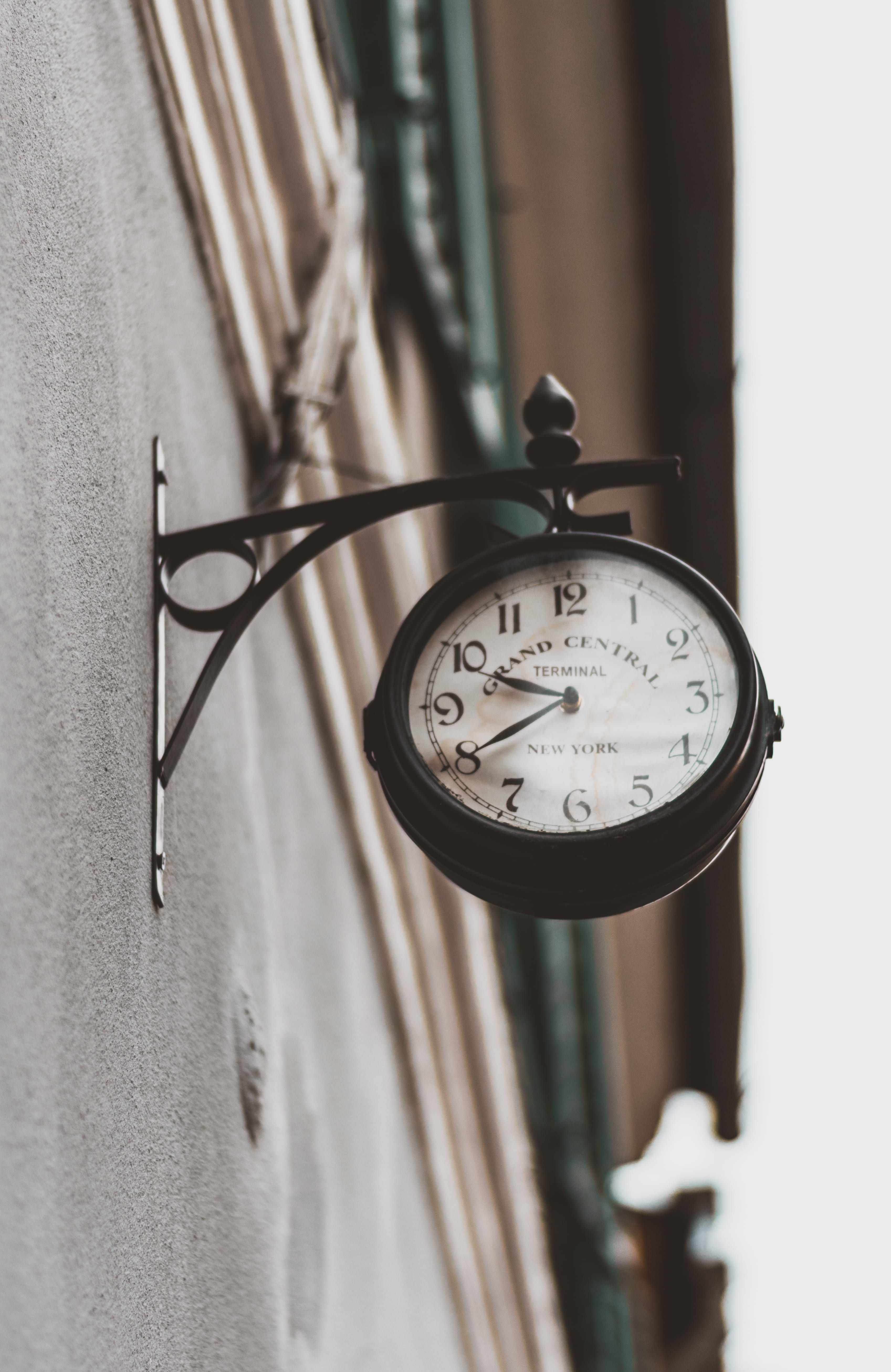 central, day, minute hand, grand, station, hanging, no people, black, selective focus, antique, accuracy, wall - building feature, analog, focus on foreground, Phone HD Wallpaper