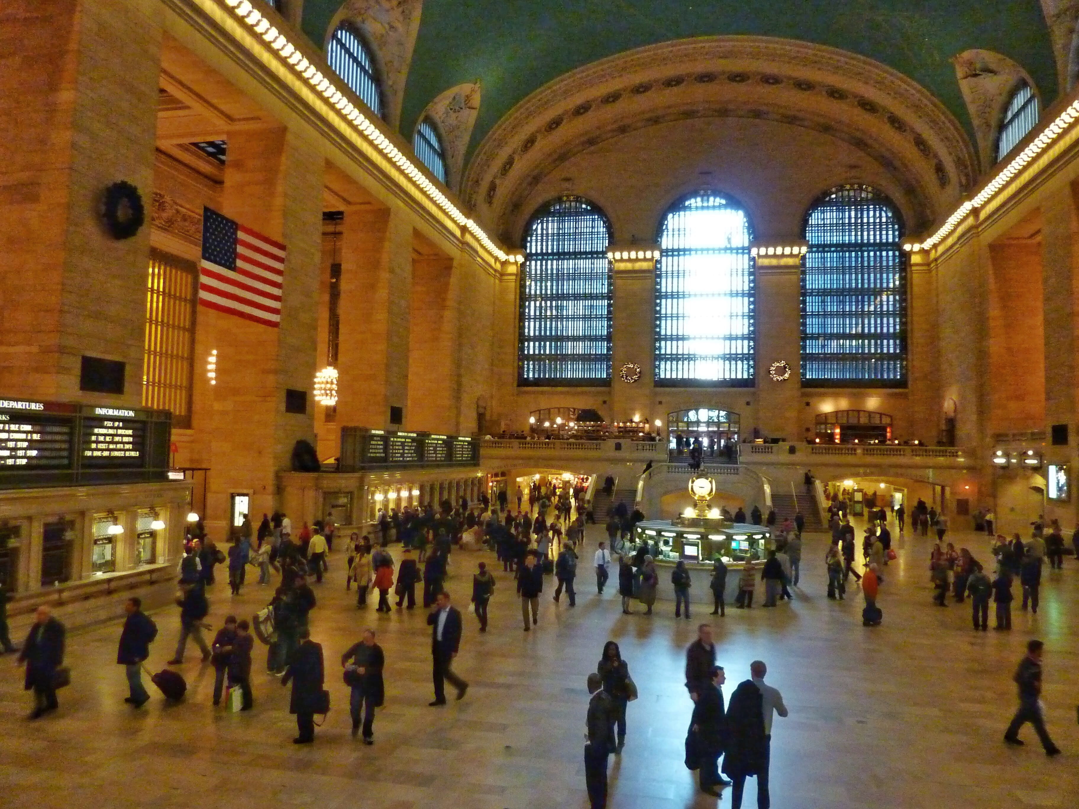 illuminated, city, men, building, 2K, indoors, new york, reflection, architecture, built structure, grand central station, large group of people, real people, HD Wallpaper