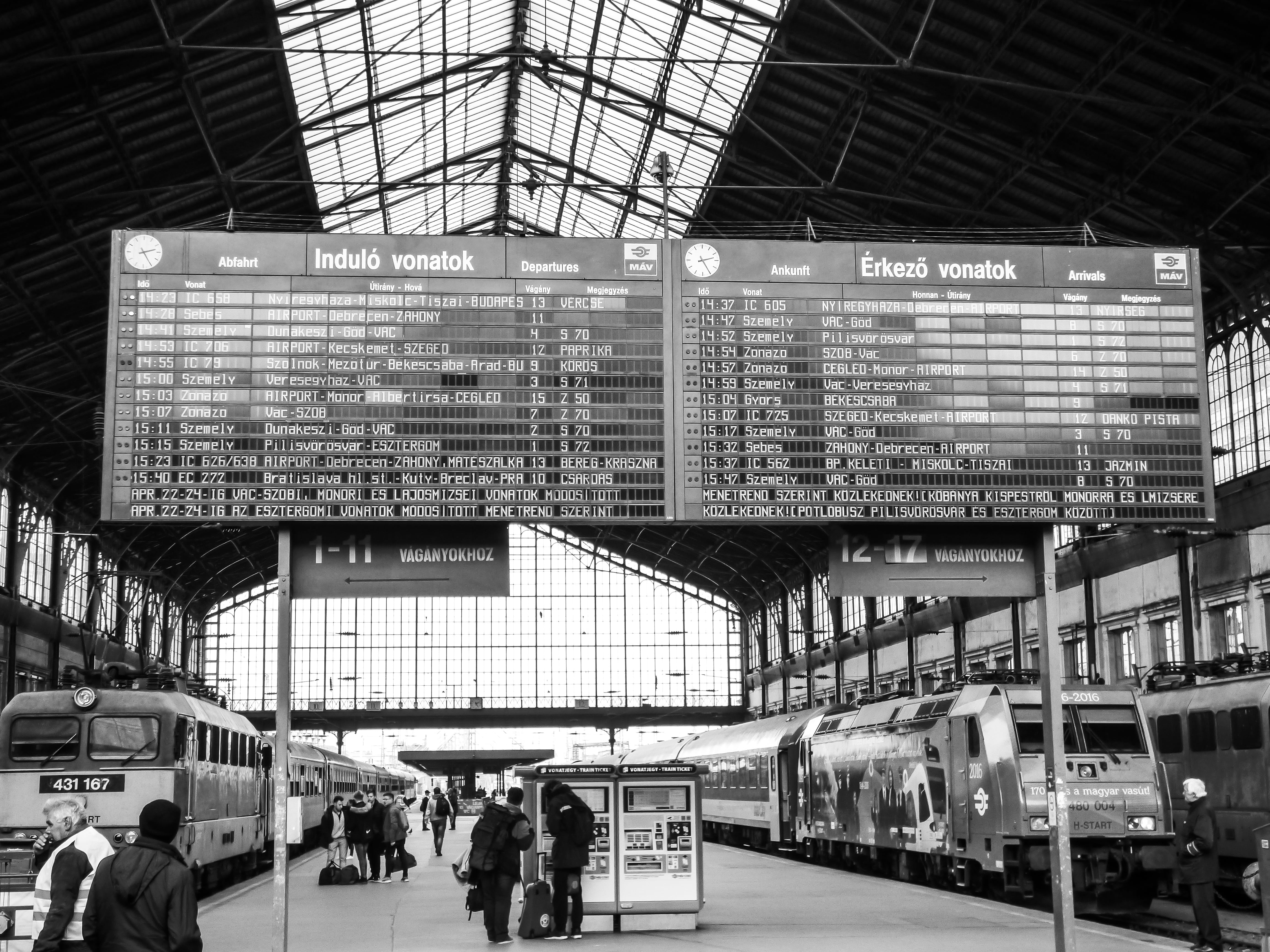 railroad station platform, train, train - vehicle, hungary, expectations, women, budapest, travel, men, large group of people, rail, 4K, commuter, railroad station, HD Wallpaper