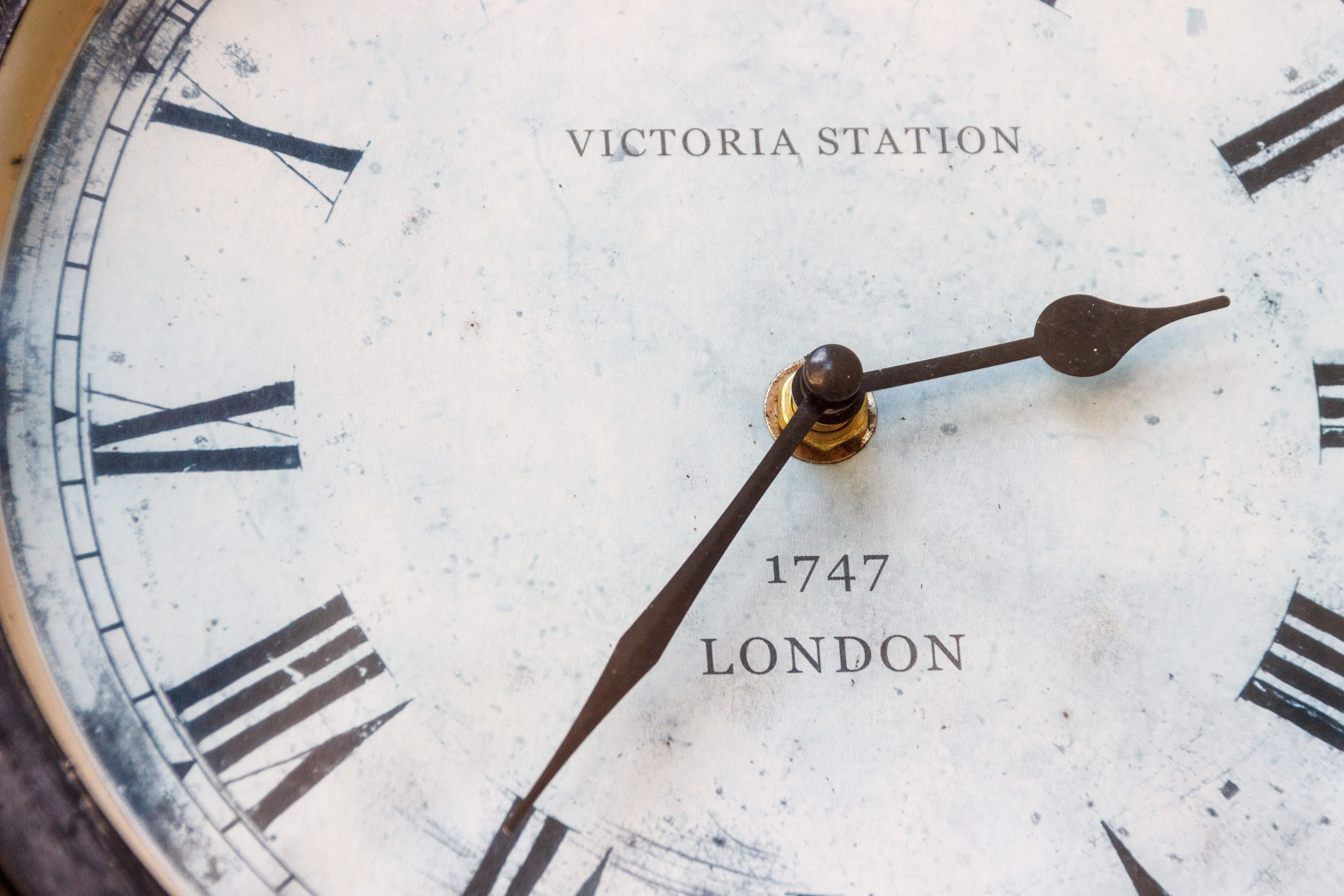 western script, close-up, day, digits, script, the past, time indicating, non-western script, dial, London, time, Victoria Station, architecture, Antique, HD Wallpaper