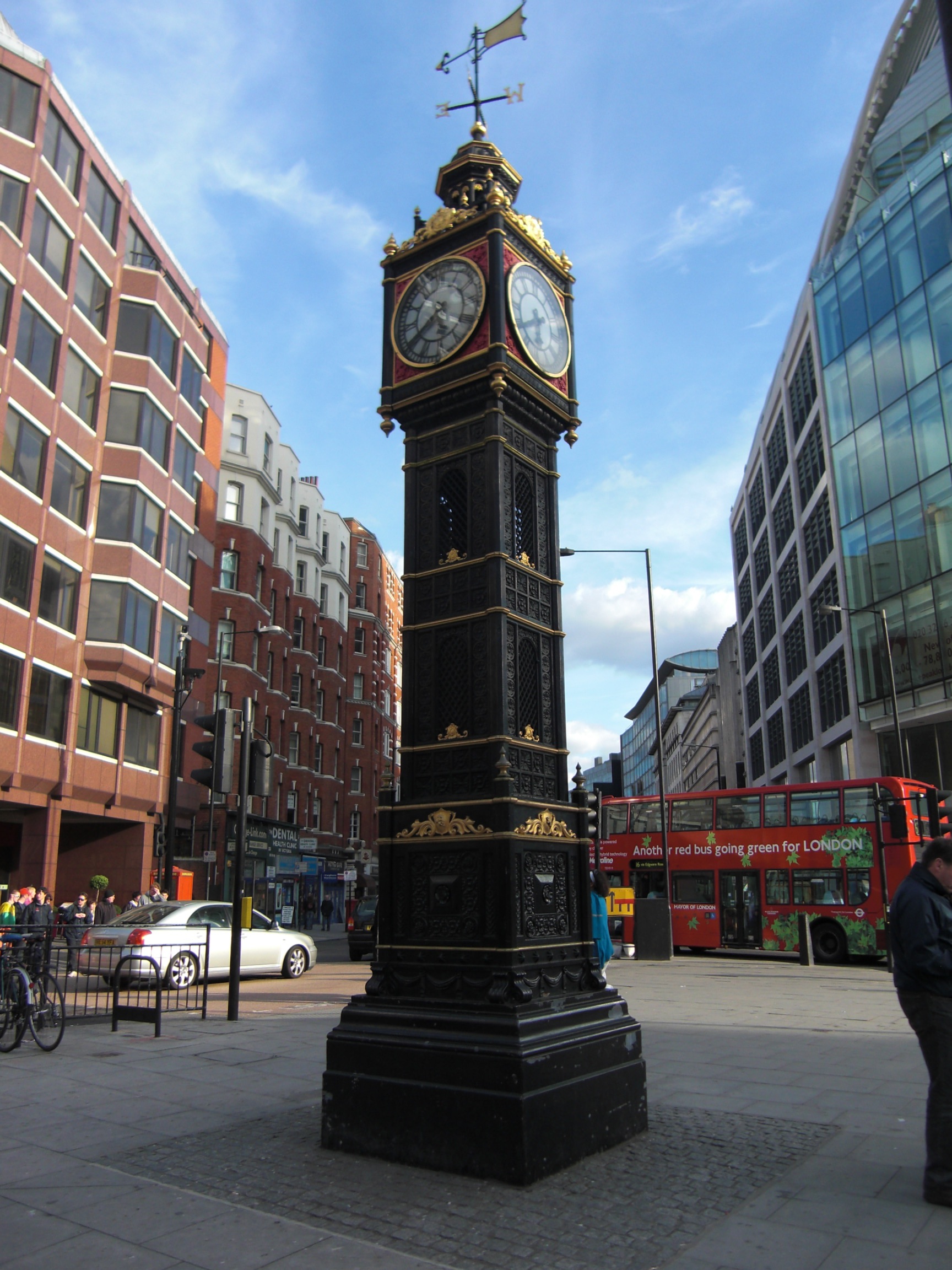 architecture, sculpture, tower, street, building exterior, 1080P, british, incidental people, art and craft, built structure, victoria station, outdoors, Phone HD Wallpaper