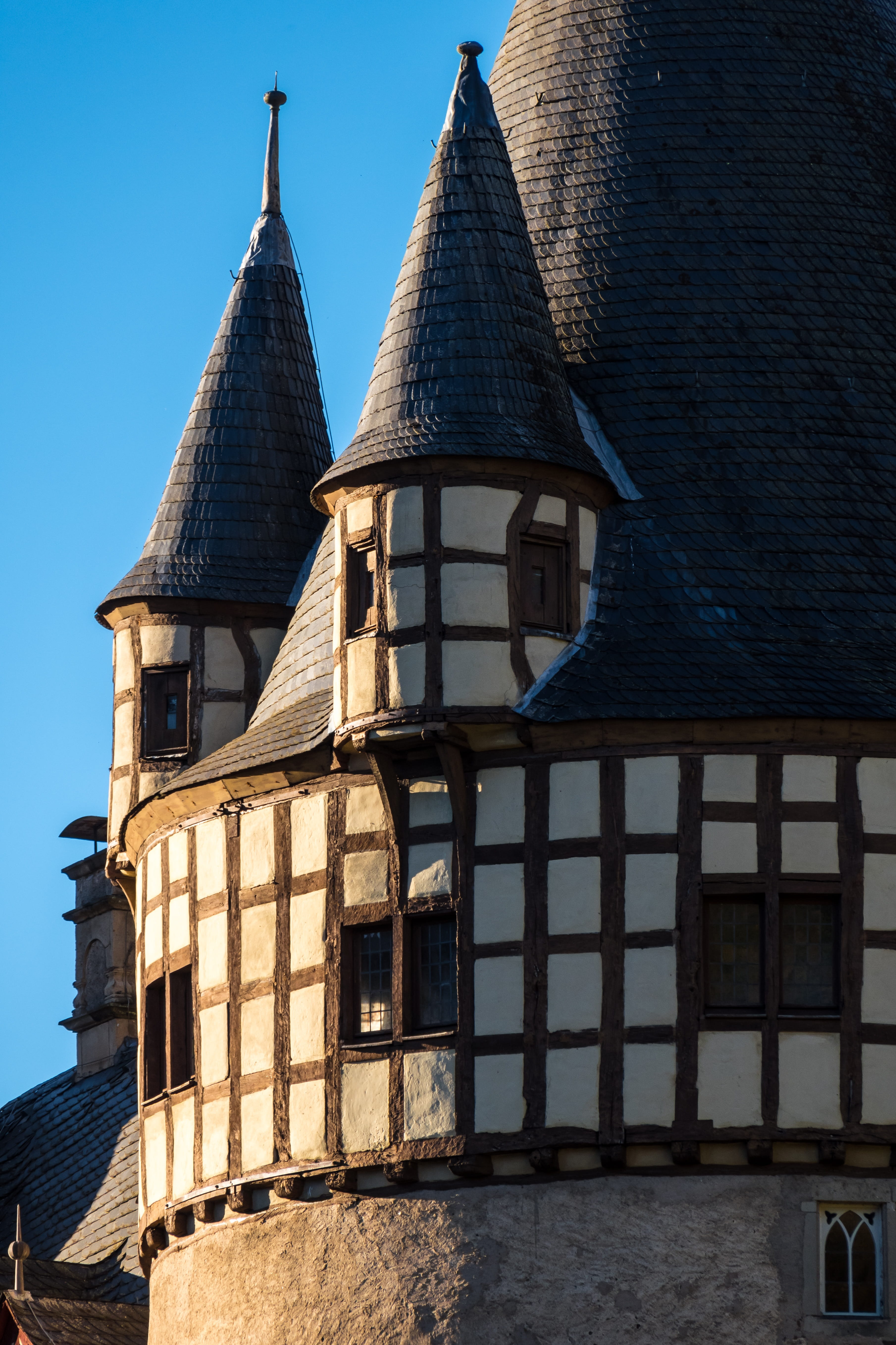 low angle view, building, truss, architecture, 5K, no people, fairytale, germany, bürresheim, building exterior, roof, substantiate, water, atmosphere, Phone HD Wallpaper