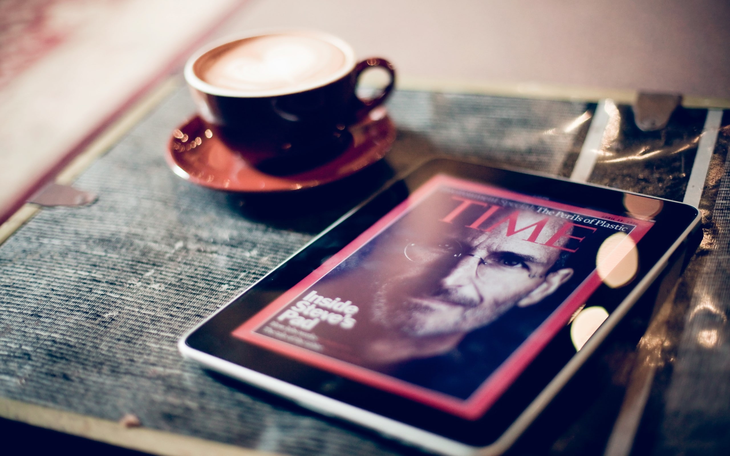 indoors, selective focus, communication, high angle view, mug, Steven paul jobs, wireless technology, 2K, drink, close-up, portable information device, HD Wallpaper