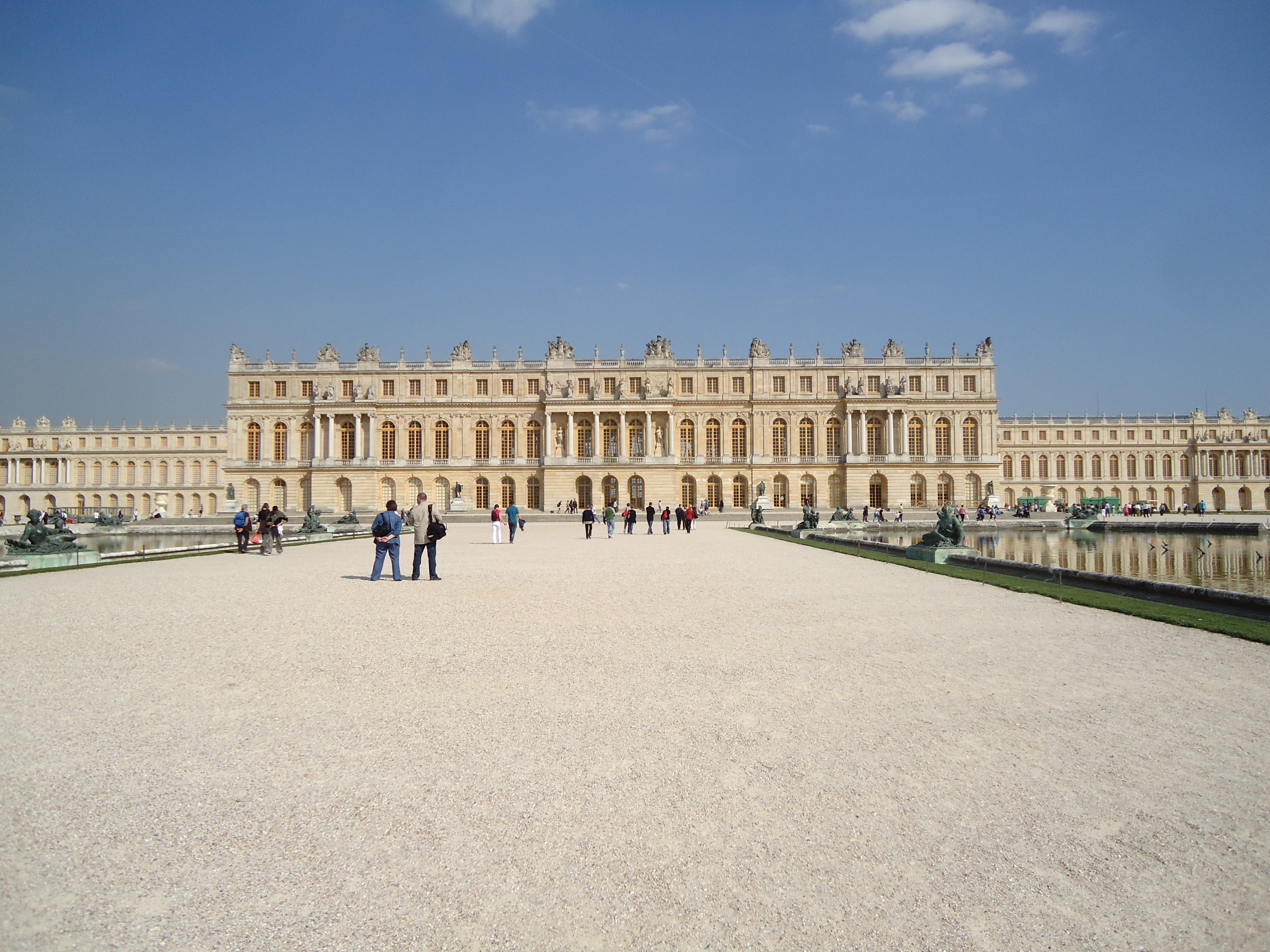men, day, sky, architecture, travel, large group of people, castle, versailles, women, outdoors, building exterior, 4K, history, travel destinations, crowd, HD Wallpaper