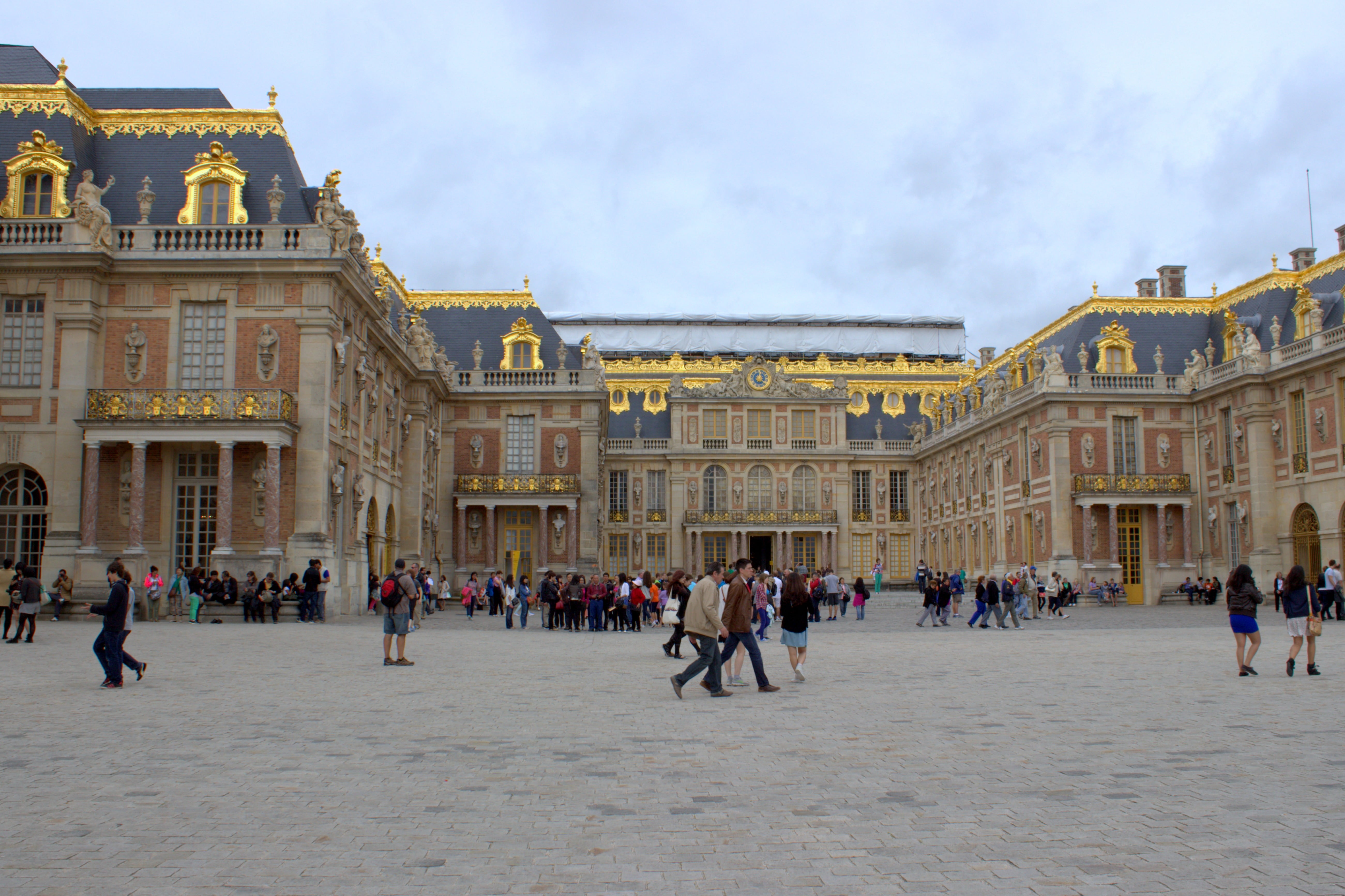 architecture, versailles, real people, travel, history, building, outdoors, landmark, tourism, tourist, beautiful, group of people, paris, large group of people, HD Wallpaper