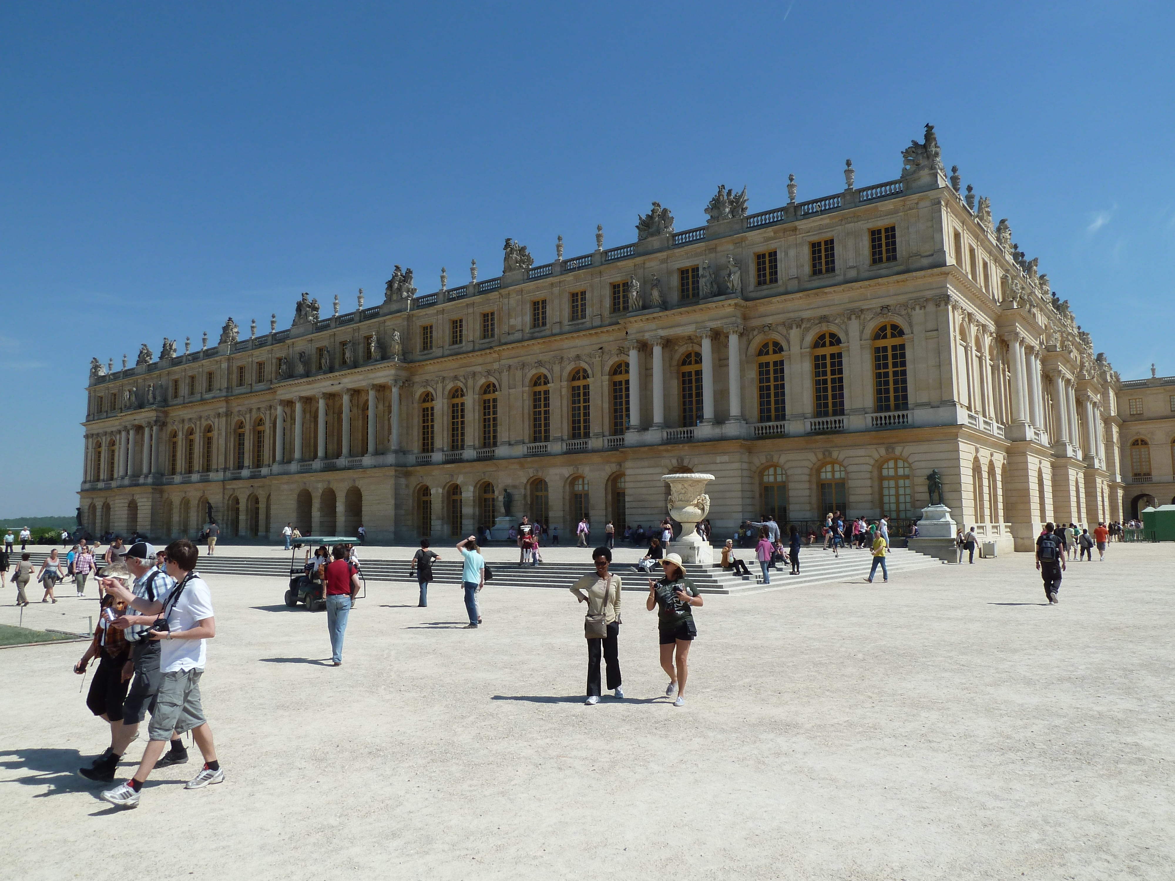 people, 4K, large group of people, hall of mirrors, built structure, travel, lifestyles, real people, crowd, sun king, castle, outdoors, town Square, travel destinations, HD Wallpaper