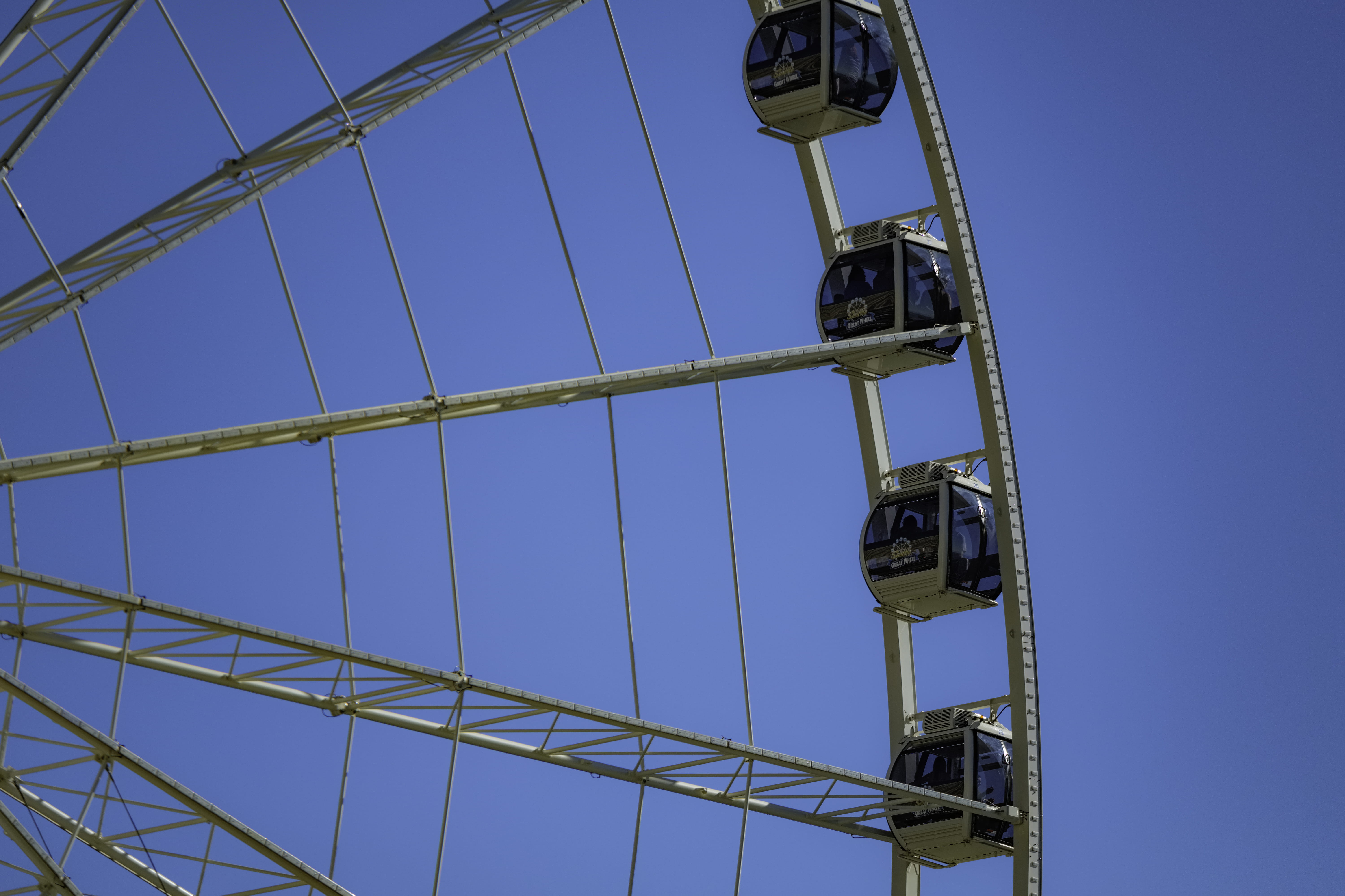 outdoors, built structure, tourist, connection, metal, riders, amusement, lighting equipment, park, blue, construction industry, utility pole, tourist trap, HD Wallpaper
