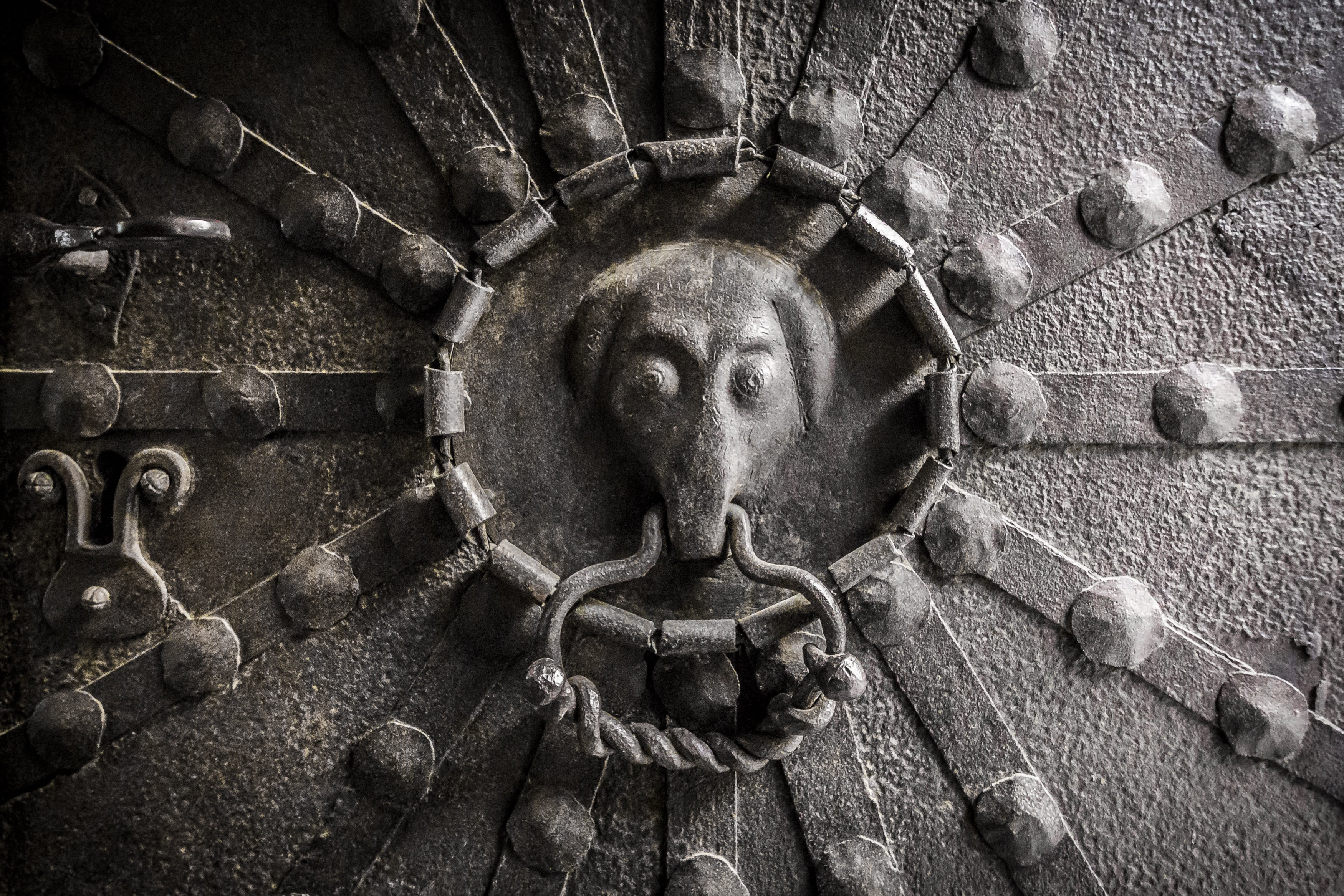 creativity, carving - craft product, craft, backgrounds, shape, outdoors, time, architecture, 2K, carving, decorative, human representation, metal handle, HD Wallpaper