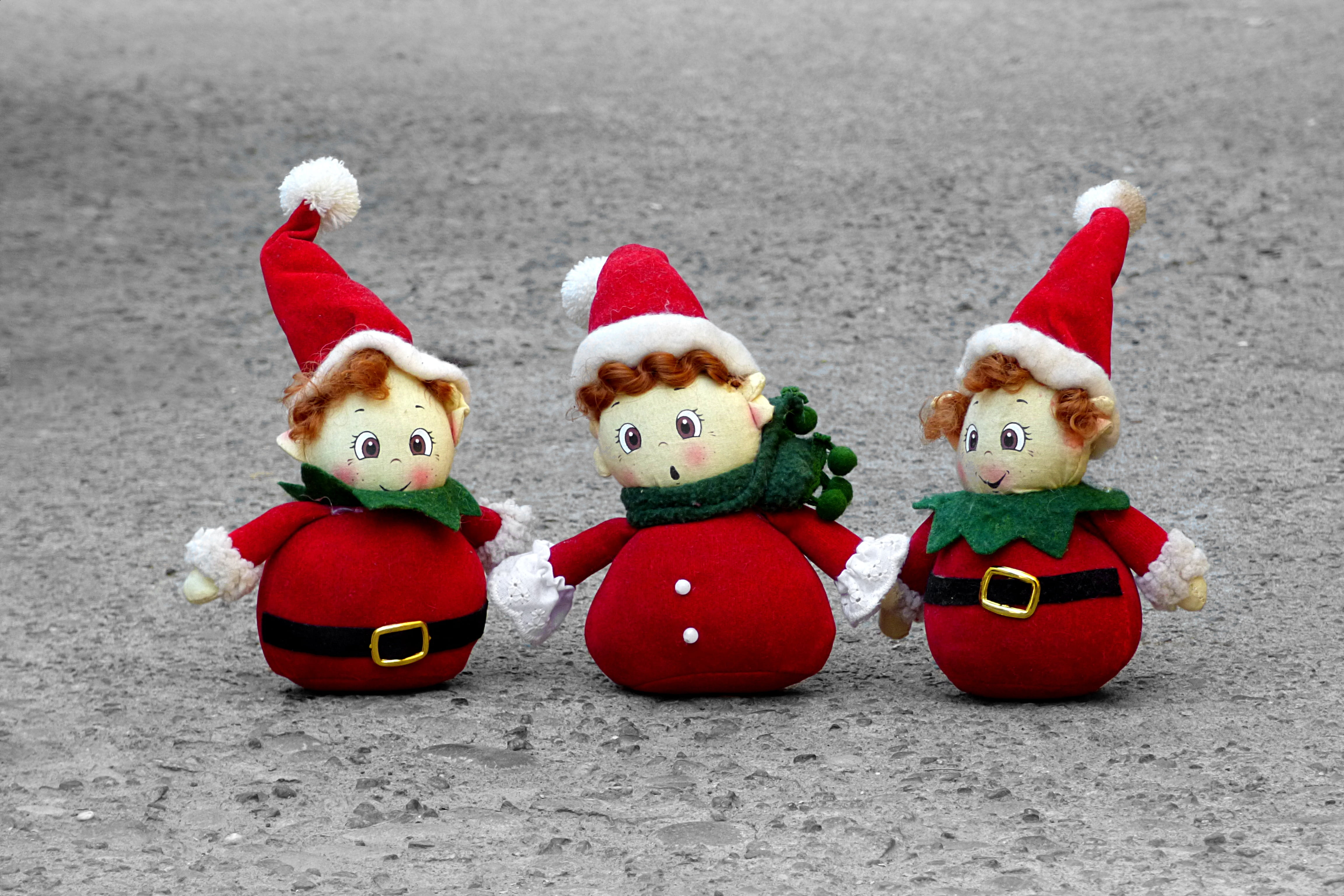 pavement, animal, animal representation, holiday, three, merry christmas, chrismas, representation, creativity, christmas, family christmas, santa, celebration, HD Wallpaper