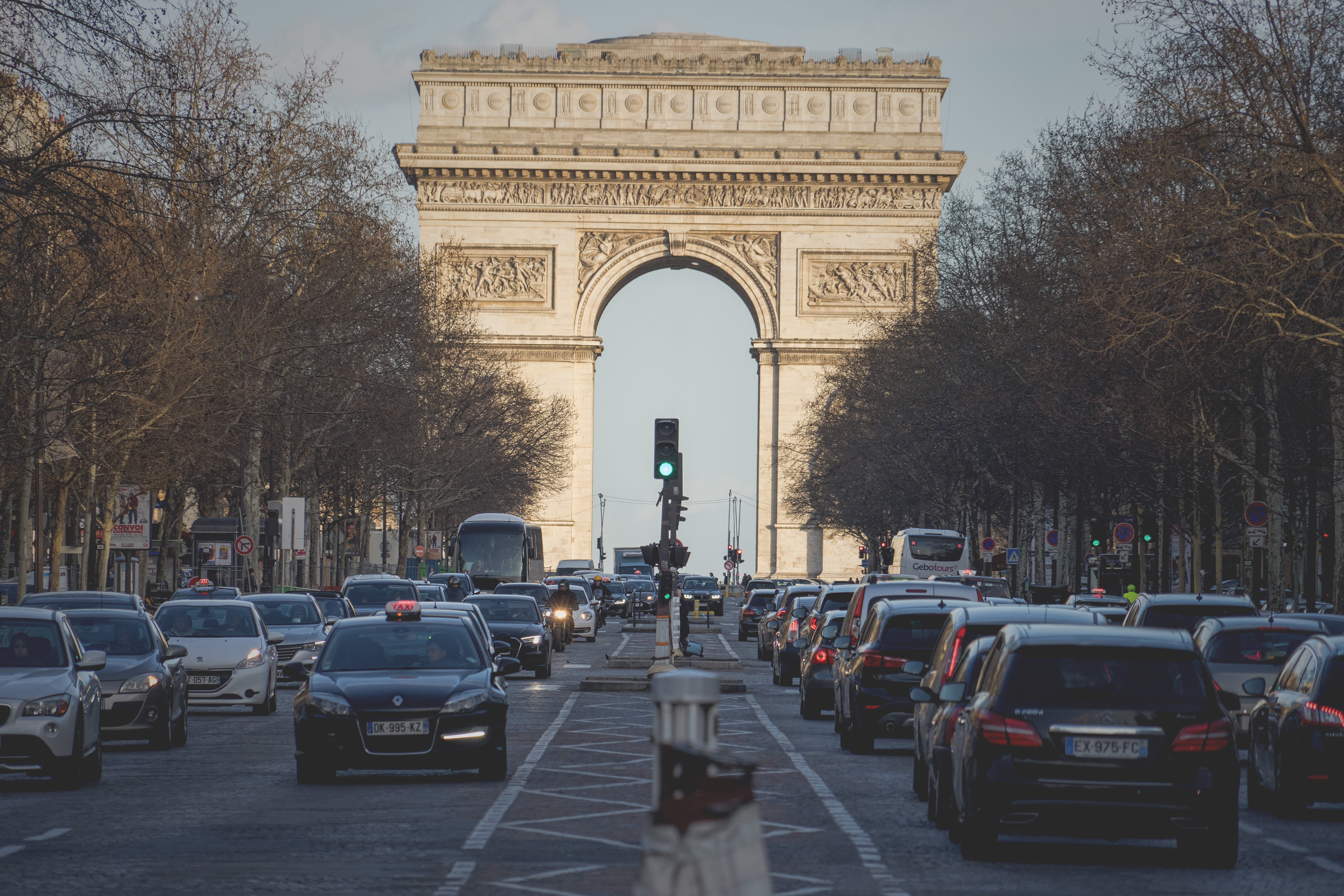 traffic, outdoors, cosmopolitan city, monument, paris, land vehicle, arch, jam, transportation, arc de triomphe, champs elysées, car, treelined, france, HD Wallpaper