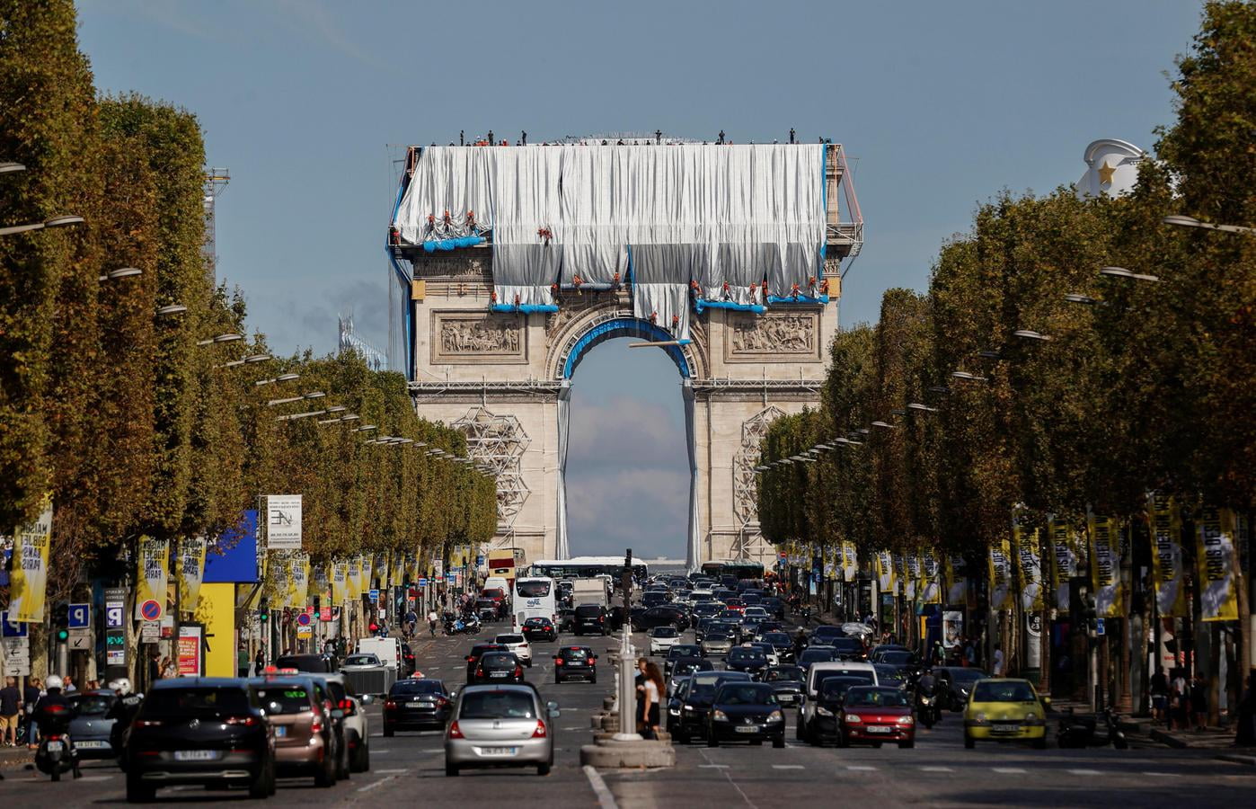 Paris, Arc de Triomphe, 720P, France, artwork, Christo, traffic, street art, wrapped, car, arch, people, architecture, street, photography, HD Wallpaper