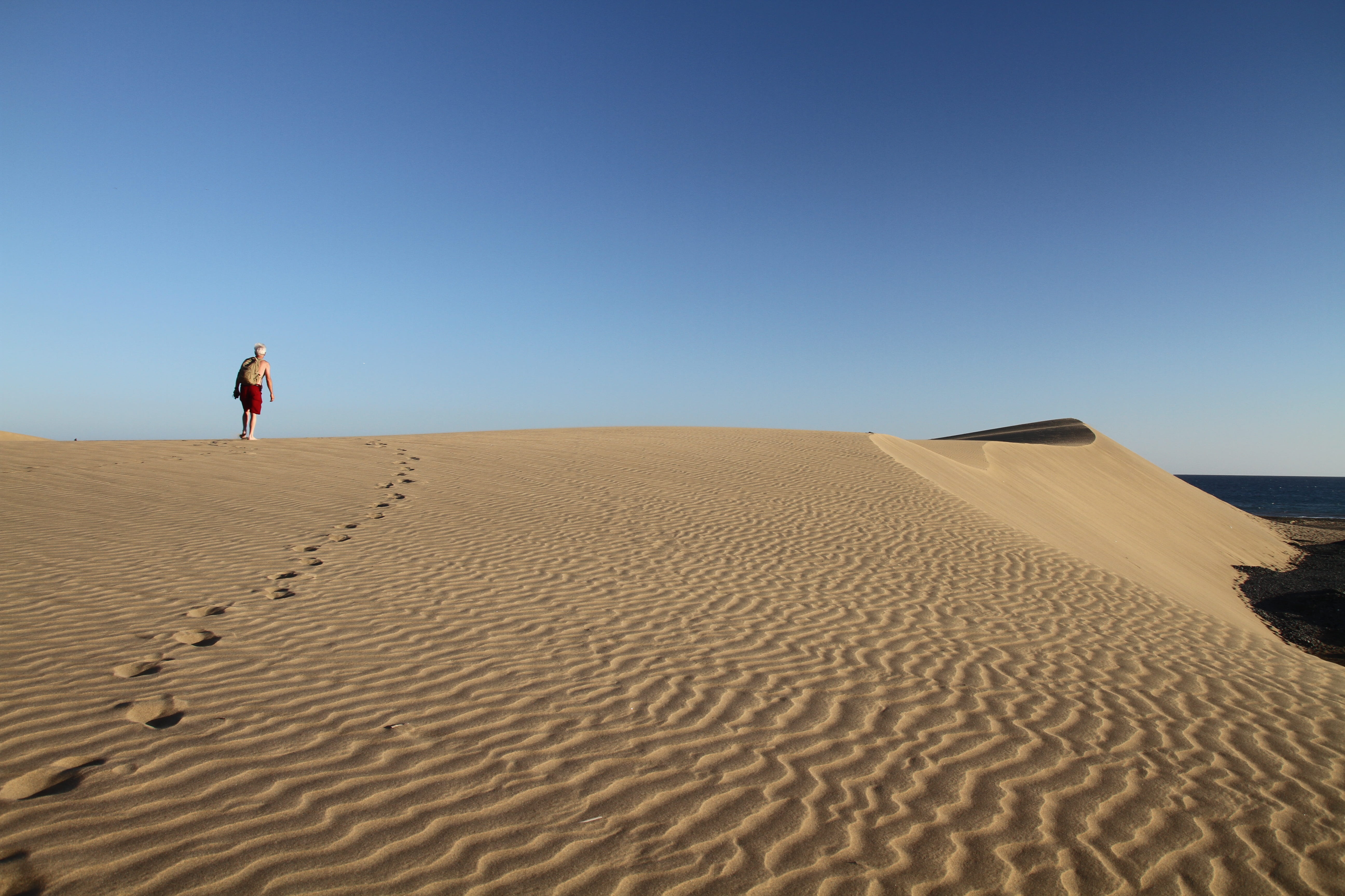 5K, one person, beauty in nature, travel, sand, man, maspalomas, sky, beach, walking on, landscape, dunes, human, full length, vacations, scenics - nature, HD Wallpaper