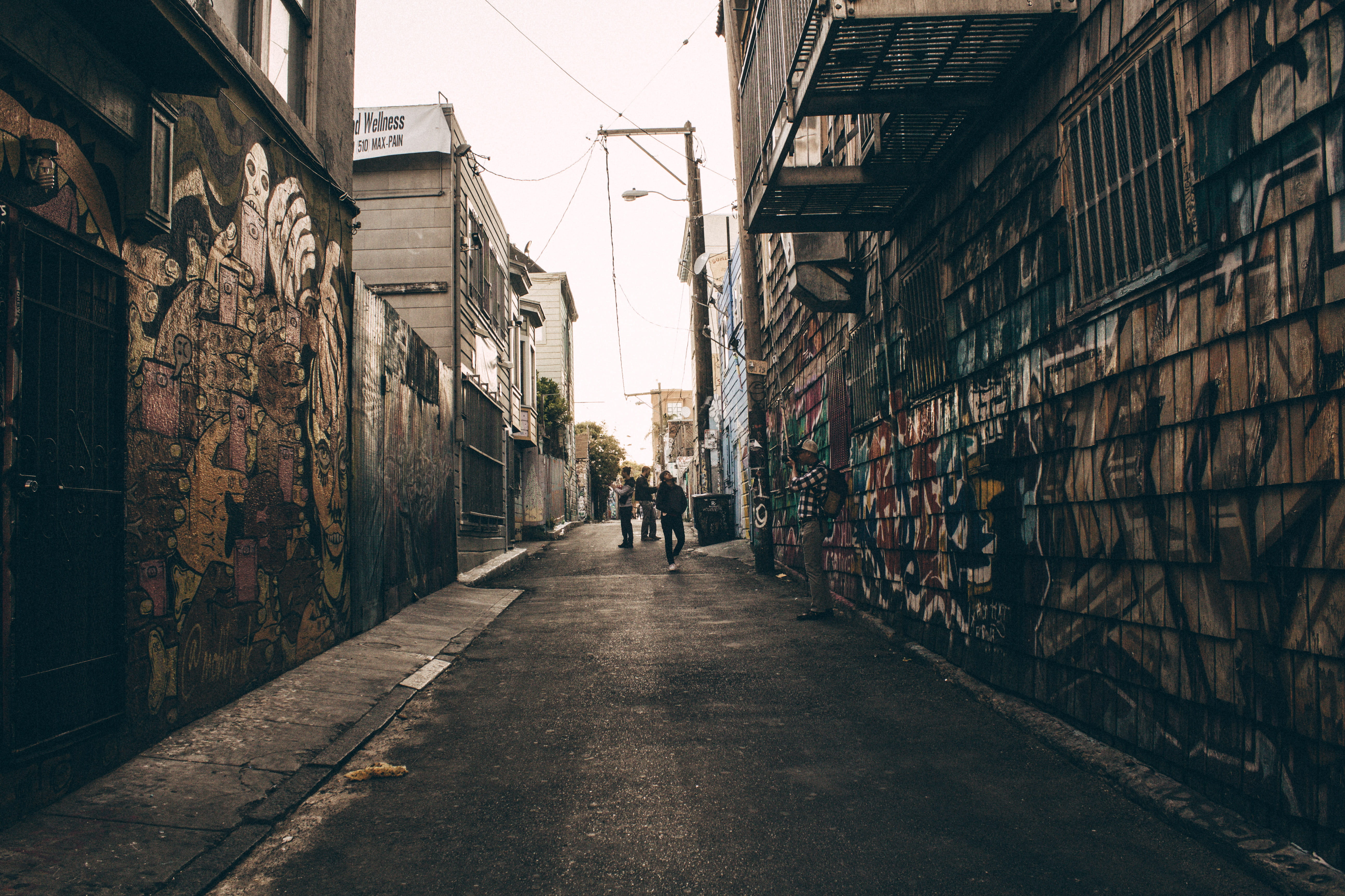 full length, real people, city life, city, san francisco, moody, architecture, transportation, day, alley, 5K, wall - building feature, men, dark, building, HD Wallpaper