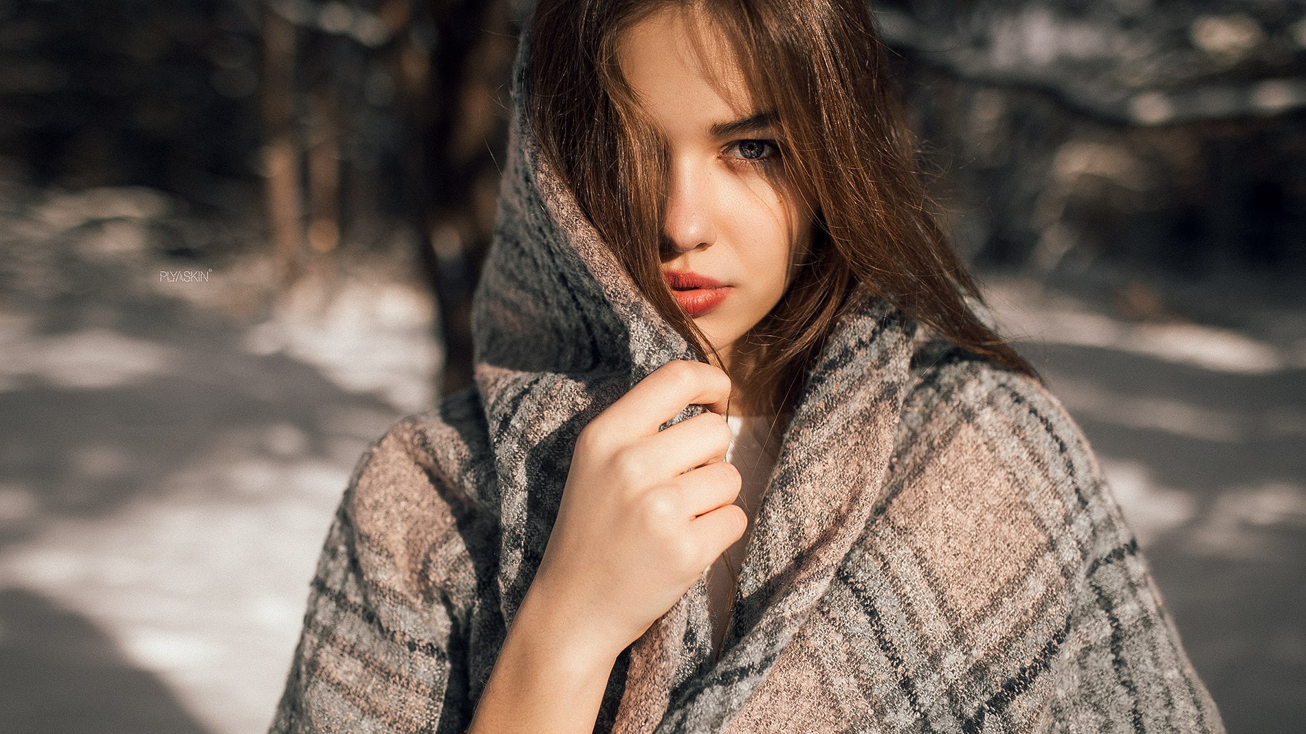 hand, portrait, leisure activity, women, nature, looking at viewer, 720P, child, beauty, women outdoors, sunlight, beautiful woman, sweater, winter, young women, HD Wallpaper