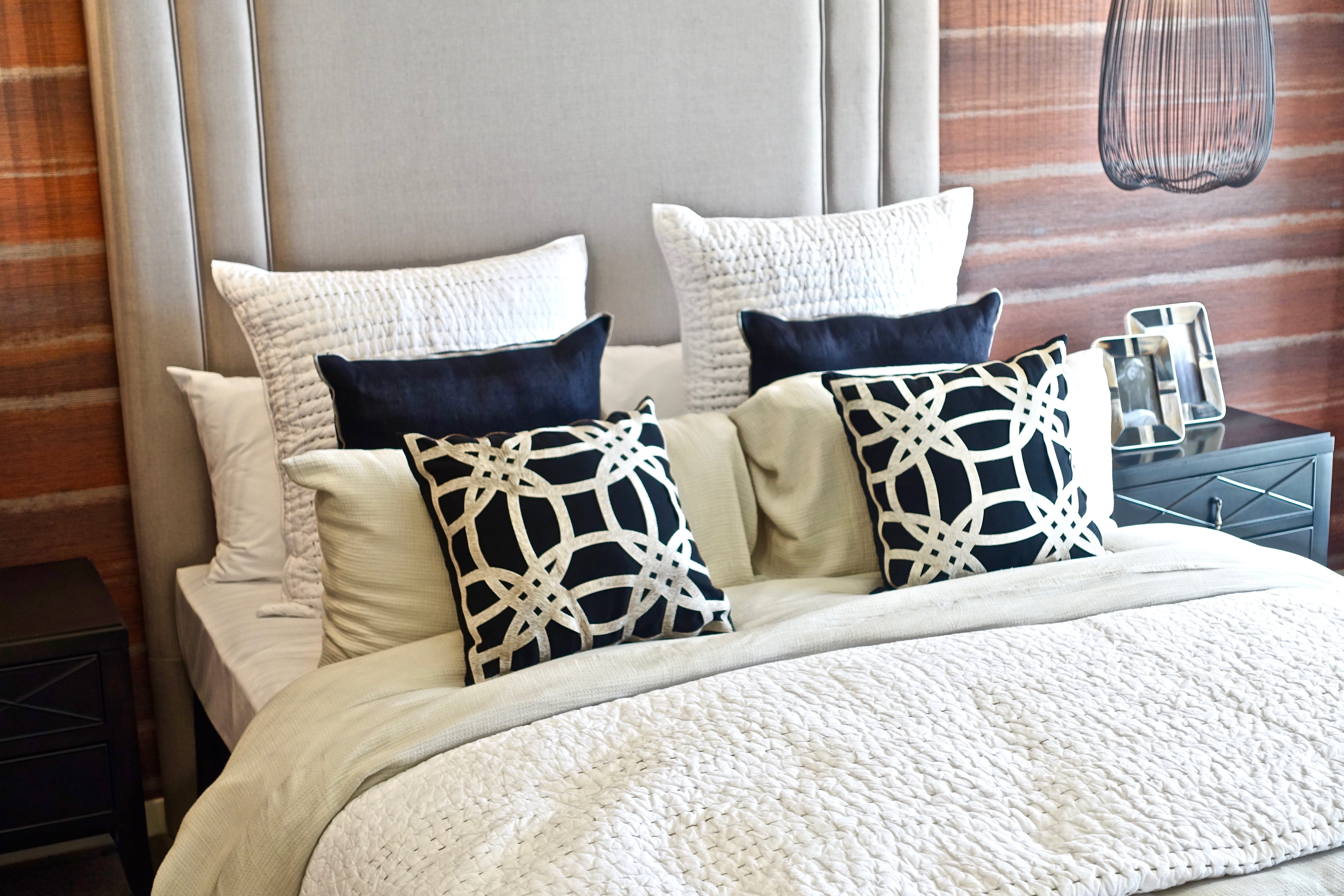 5K, home interior, indoors, luxury, furniture, softness, Design, lighting equipment, bed, comfortable, domestic room, decor, cushion, lifestyle, textile, HD Wallpaper