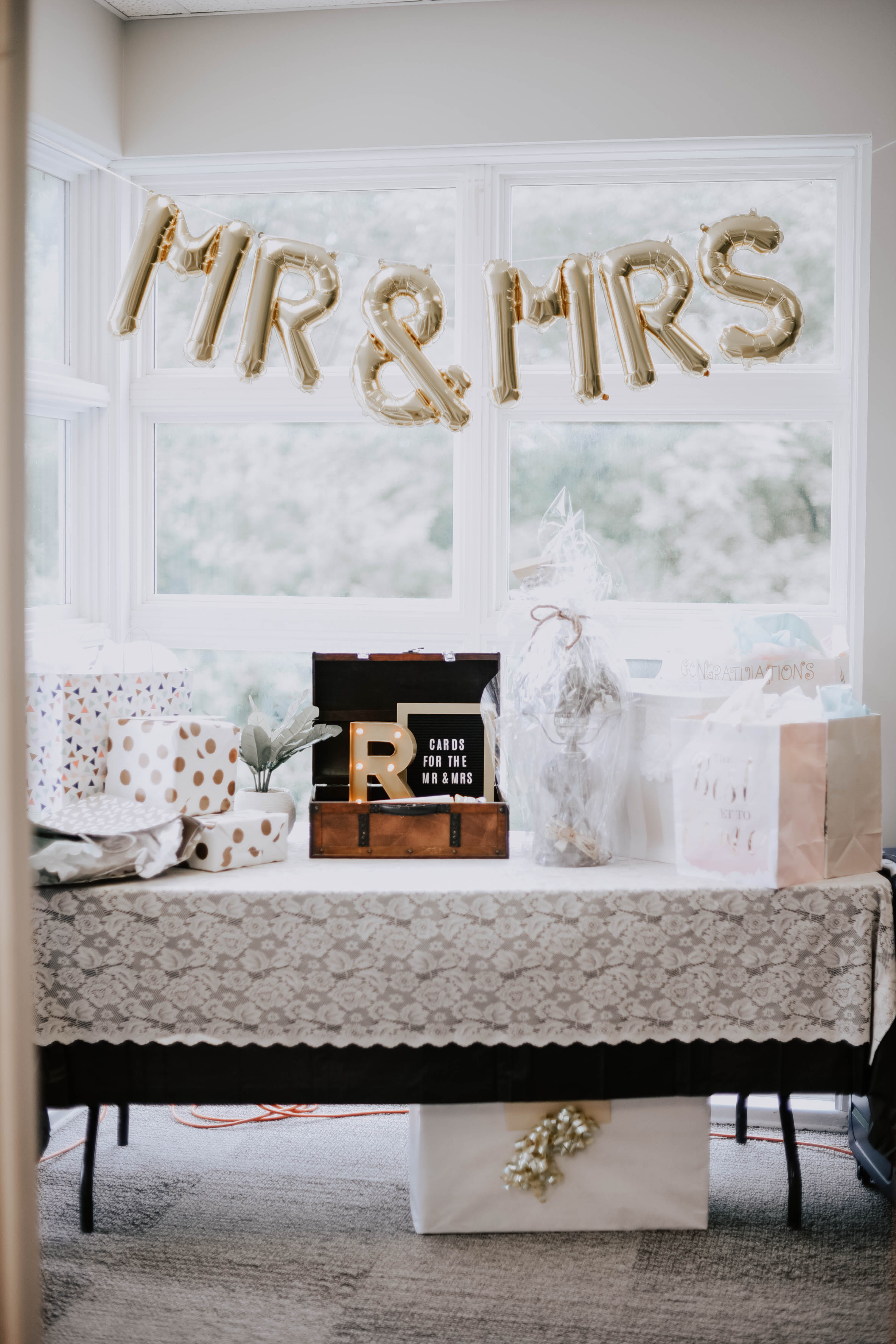 home showcase interior, table, absence, home decor, rug, bed, wall, cushion, linen, day, vase, shelf, domestic room, couch, seat, coffee table, home, home interior, Phone HD Wallpaper