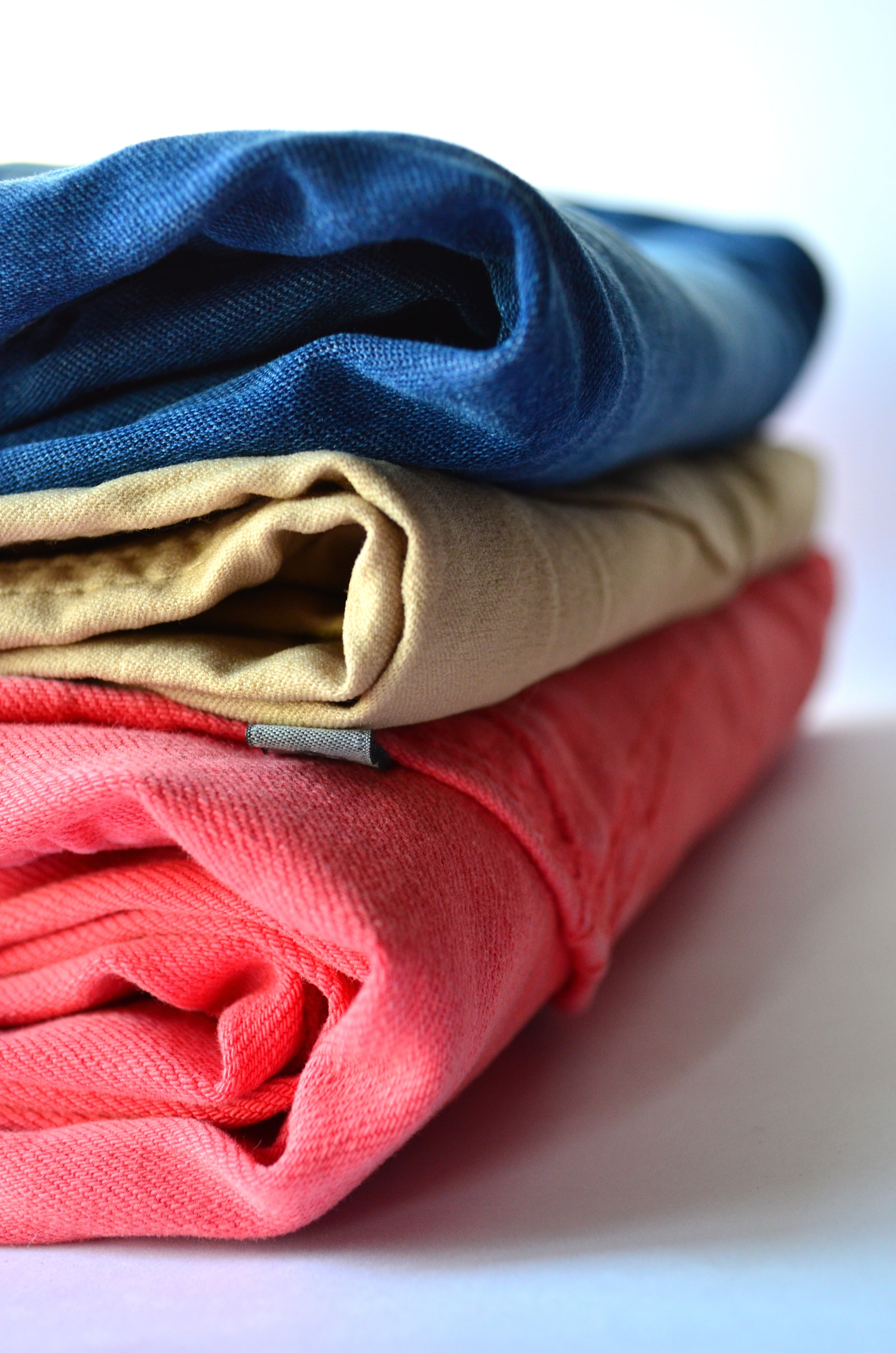 group of objects, 4K, close-up, surface, pink, retail, no people, jeans, fashion, indoors, apparel, still life, store, textile, clothing, blue, trousers, Phone HD Wallpaper