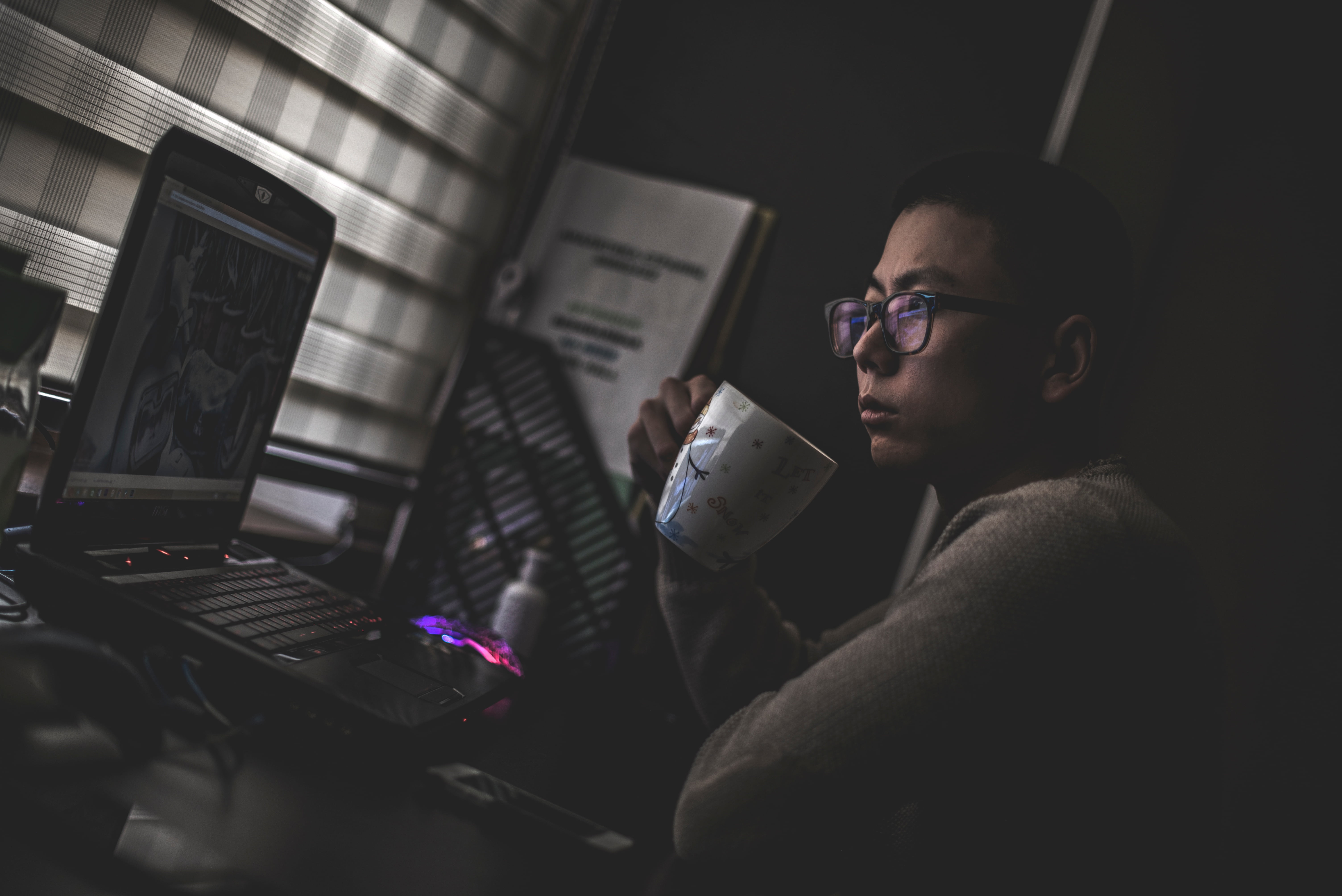 wireless technology, 5K, men, males, computer, one man only, shirt, man, only men, drink, sitting, white, waist up, people, activity, music, adult, wearing, HD Wallpaper