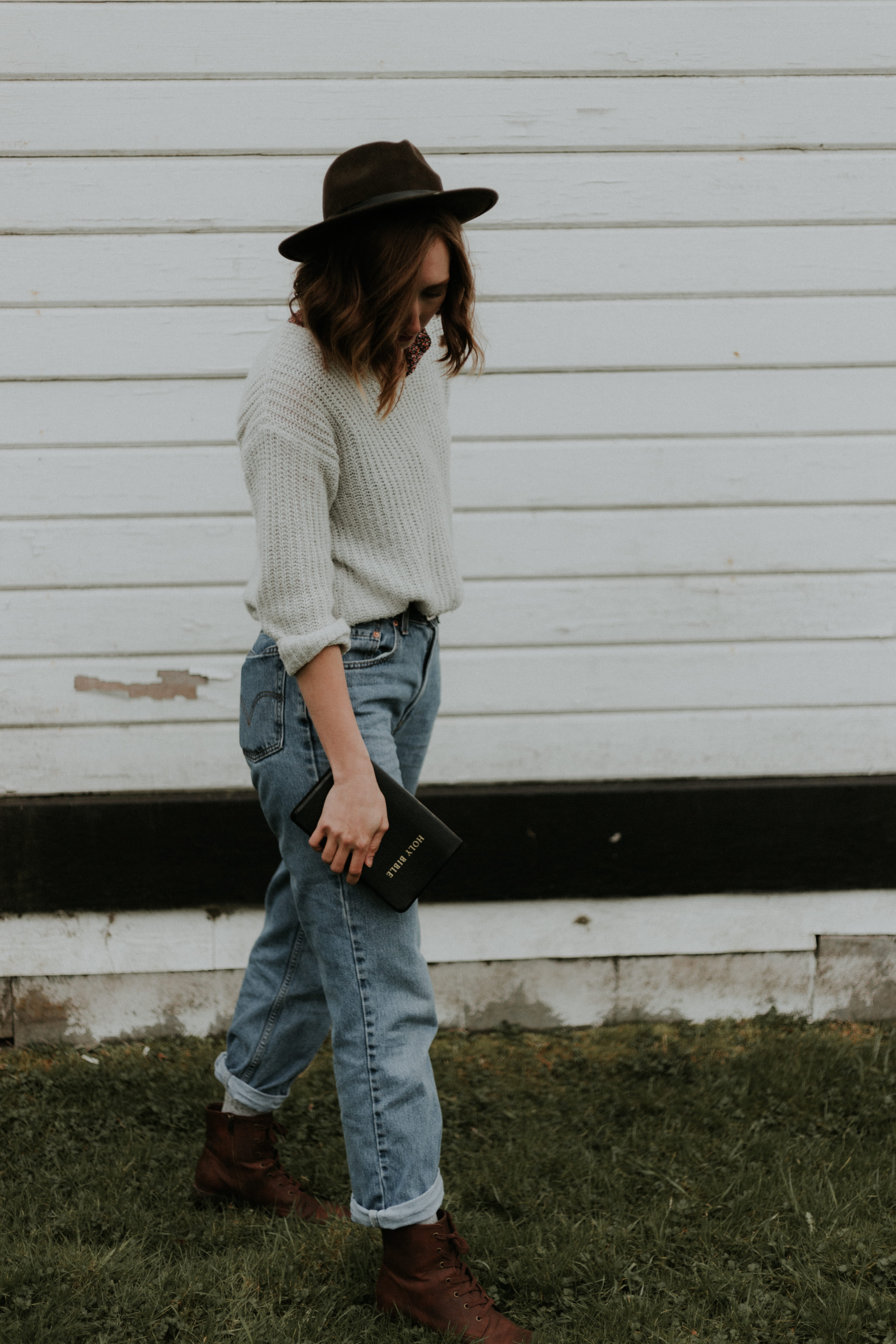 pants, outdoors, casual clothing, built structure, denim, gray, field, sleeve, spiritual, hat, women, young adult, shoe, blue, long, person, lifestyles, Phone HD Wallpaper