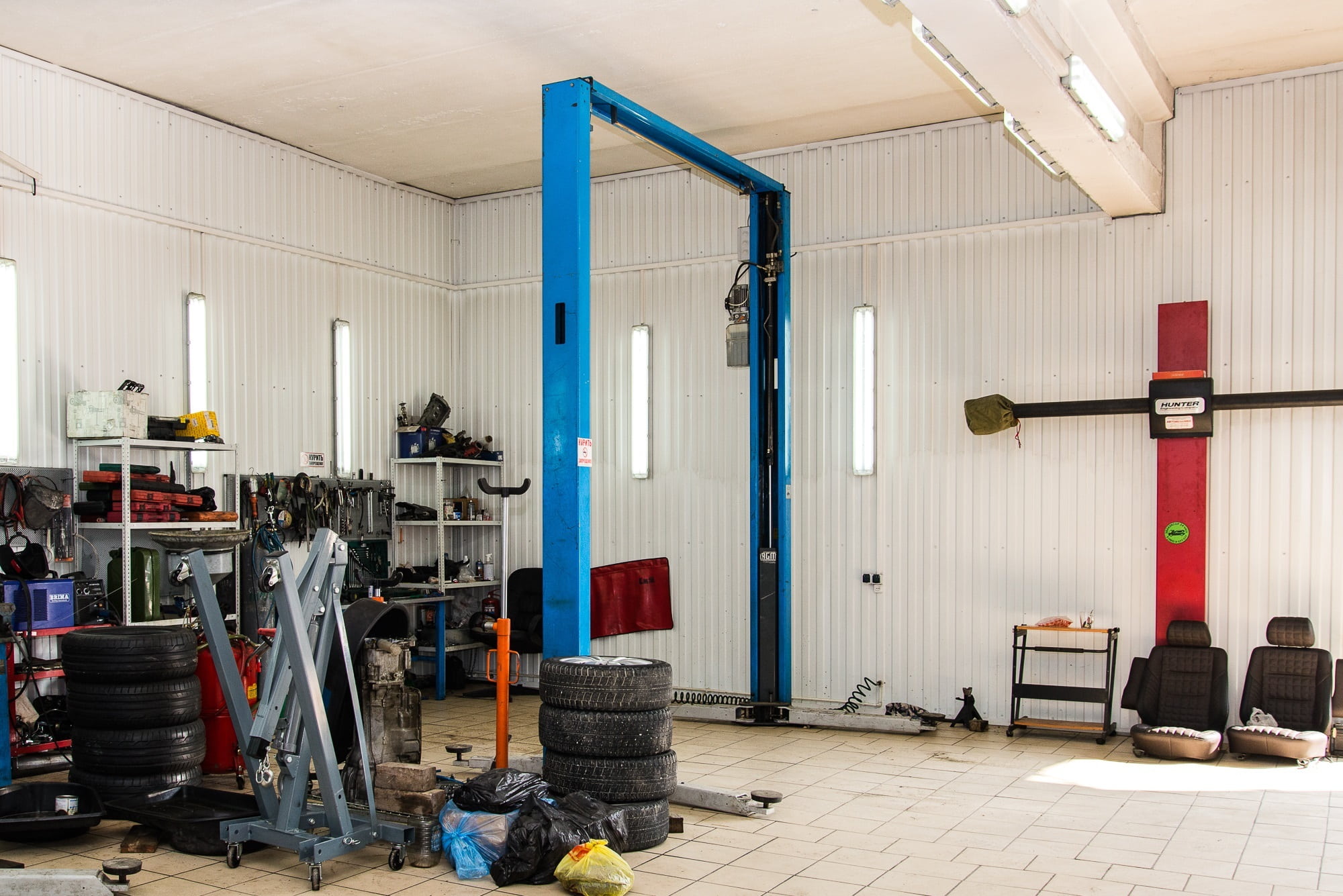 illuminated, business, ceiling, domestic room, storage compartment, 1080P, auto repair shop, equipment, blue, car service, one hundred, wall - building feature, HD Wallpaper