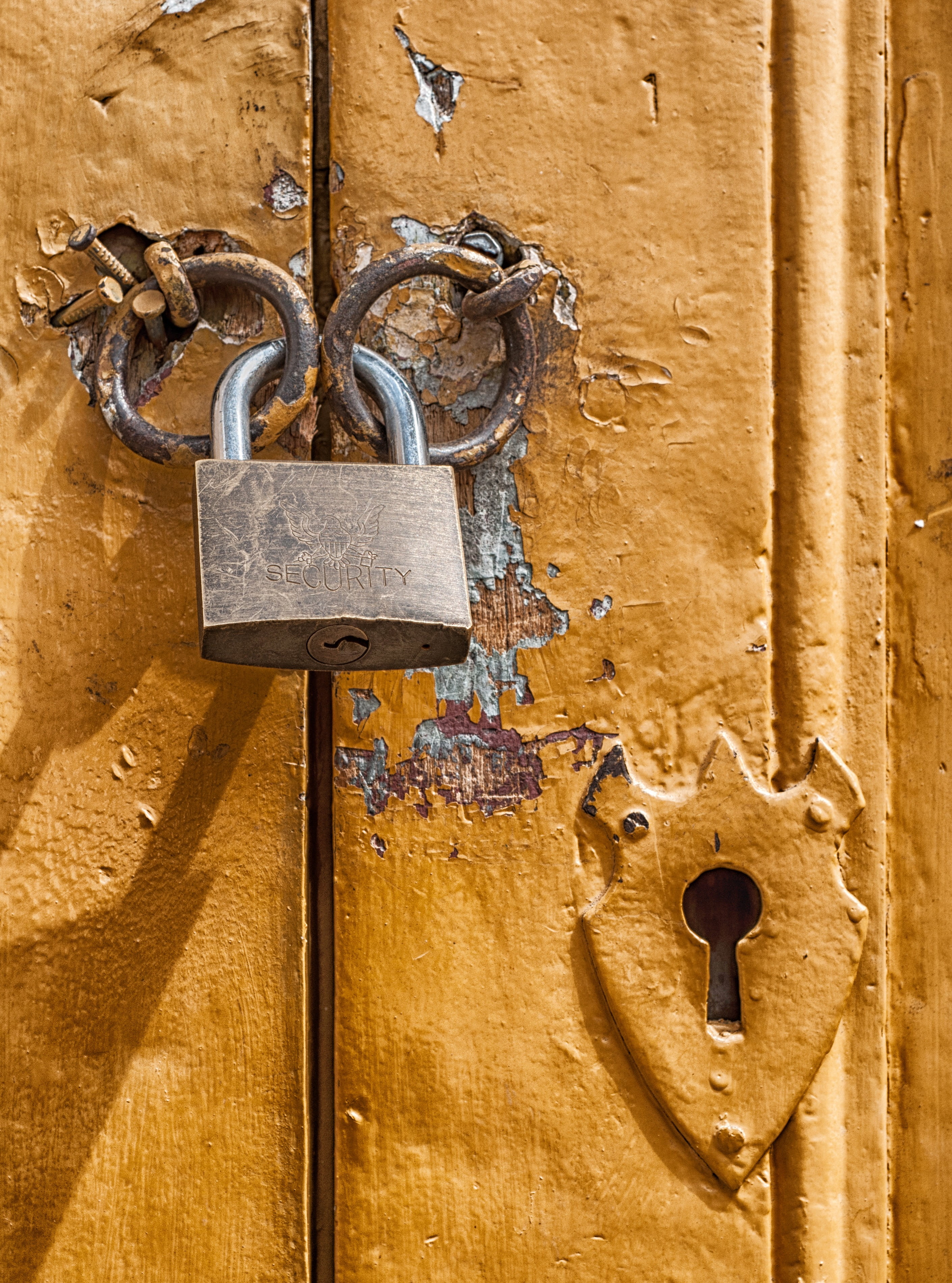 no people, entrance, architecture, close-up, old, gray, protection, apartment, closed, metal, brown, padlock, day, alloy, safety, key hole, door, rusty, Phone HD Wallpaper