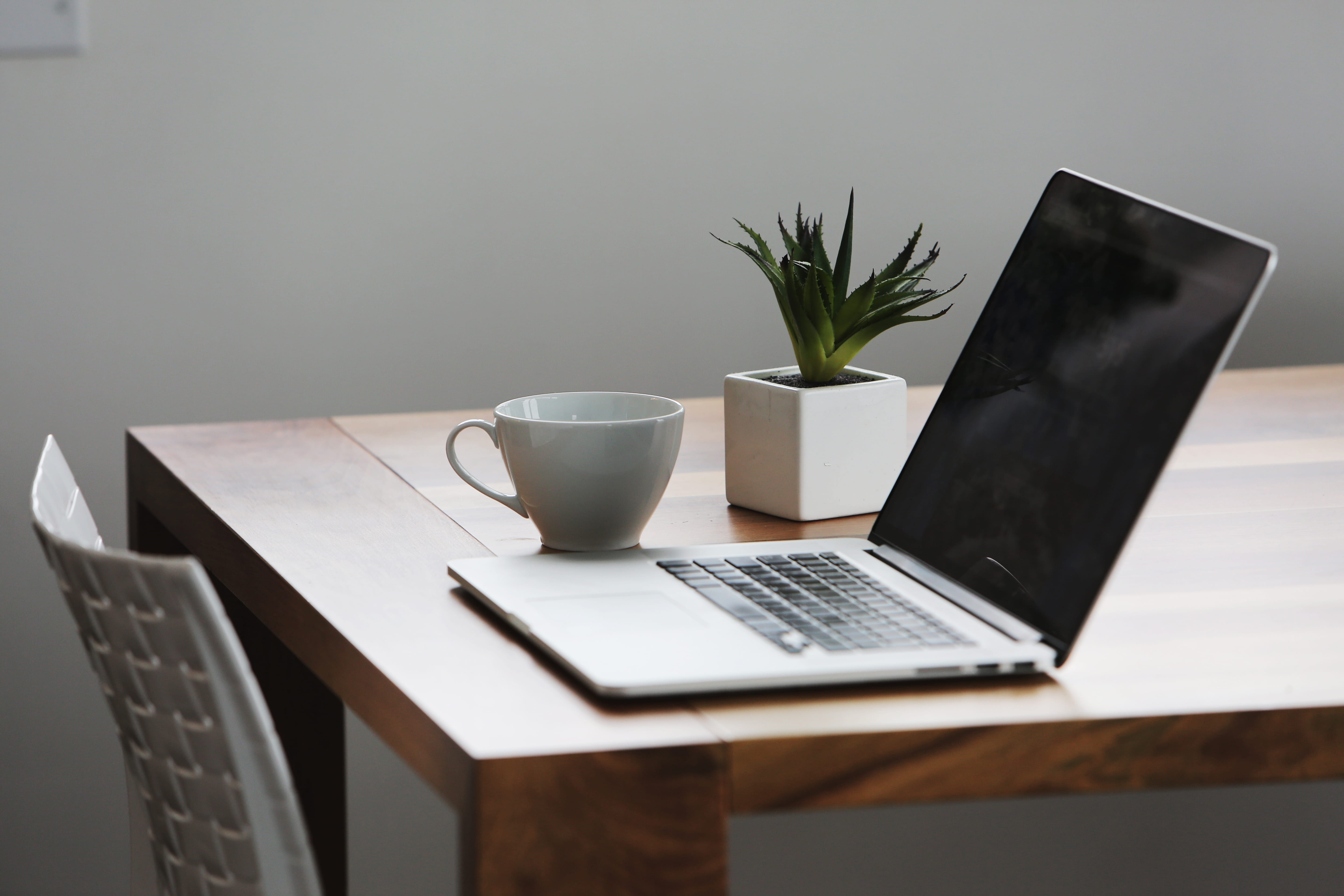 mug, 5K, wireless technology, using laptop, coffee, no people, plant, drink, houseplant, furniture, next, connection, crockery, apple, cup, potted plant, HD Wallpaper