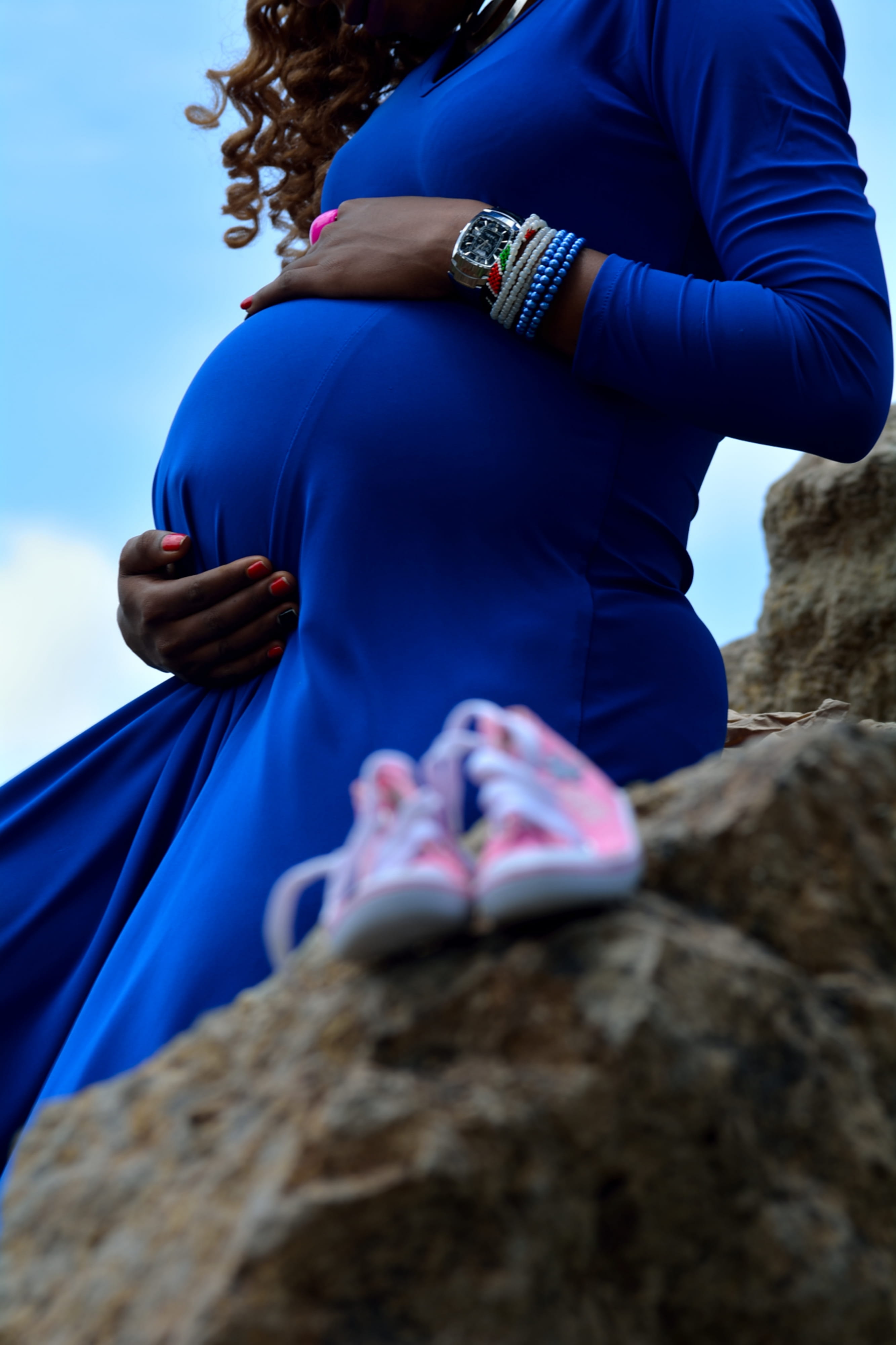 hand, belly, 4K, people, rock, casual clothing, rock - object, togetherness, real people, midsection, woman, blue, dress, women, pregnant, sitting, two people, Phone HD Wallpaper
