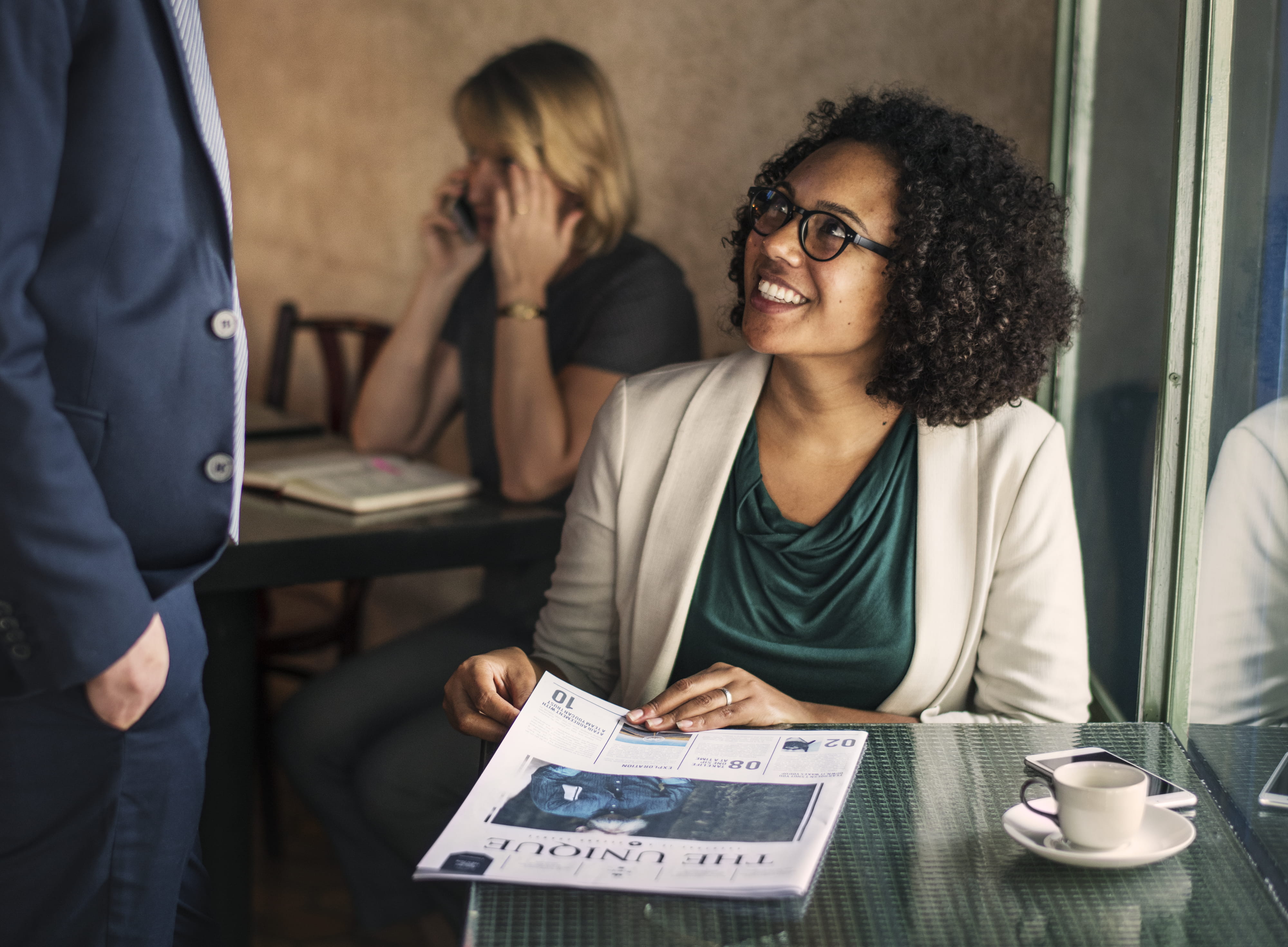 facial expression, women, table, adult, chair, news, breakfast meeting, woman, sitting, mug, coffee - drink, happy, group of people, businesswoman, communication, HD Wallpaper
