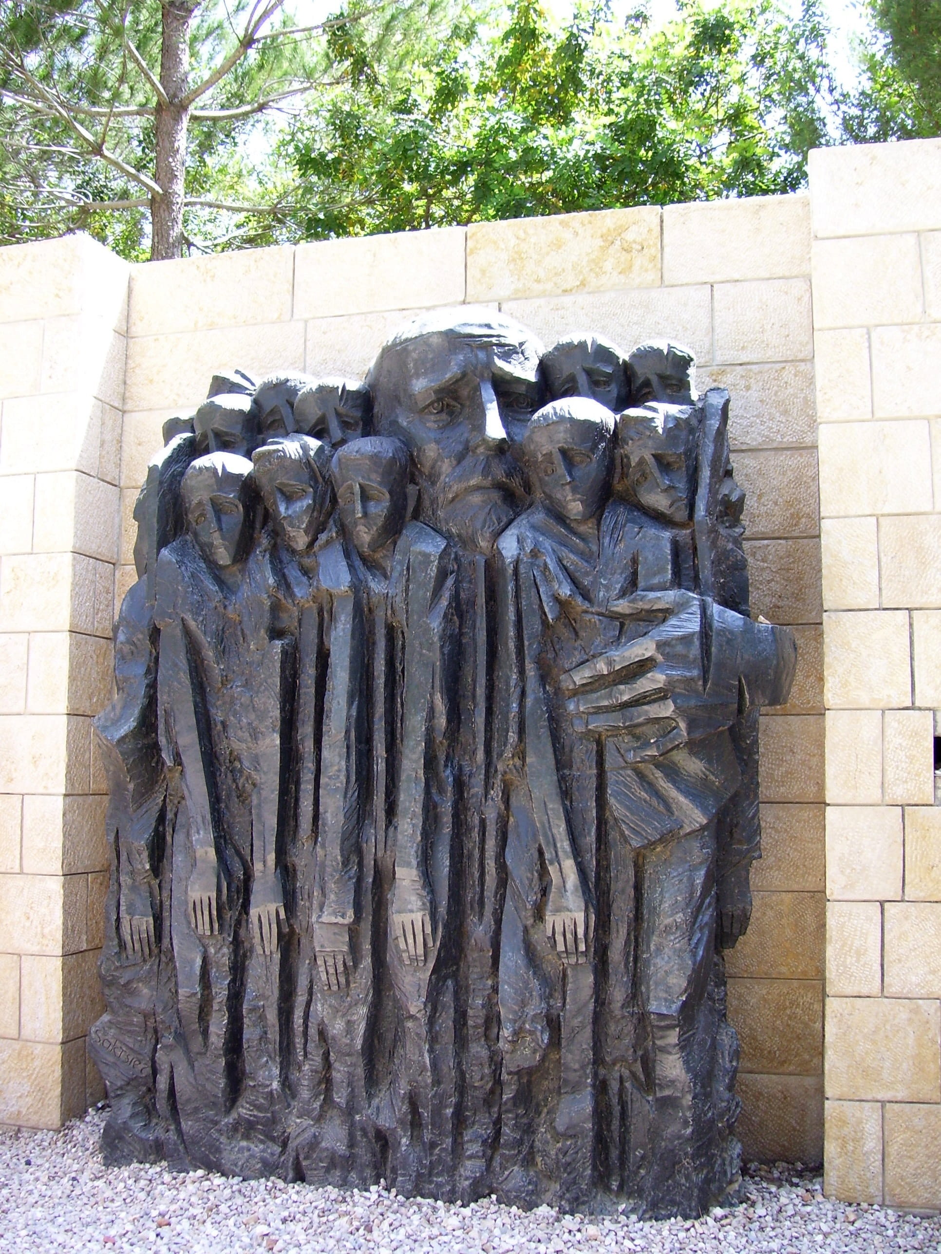 ancient, wall - building feature, statue, day, Israel, human representation, built structure, 2K, art and craft, plant, architecture, history, Janusz Korczak, Phone HD Wallpaper