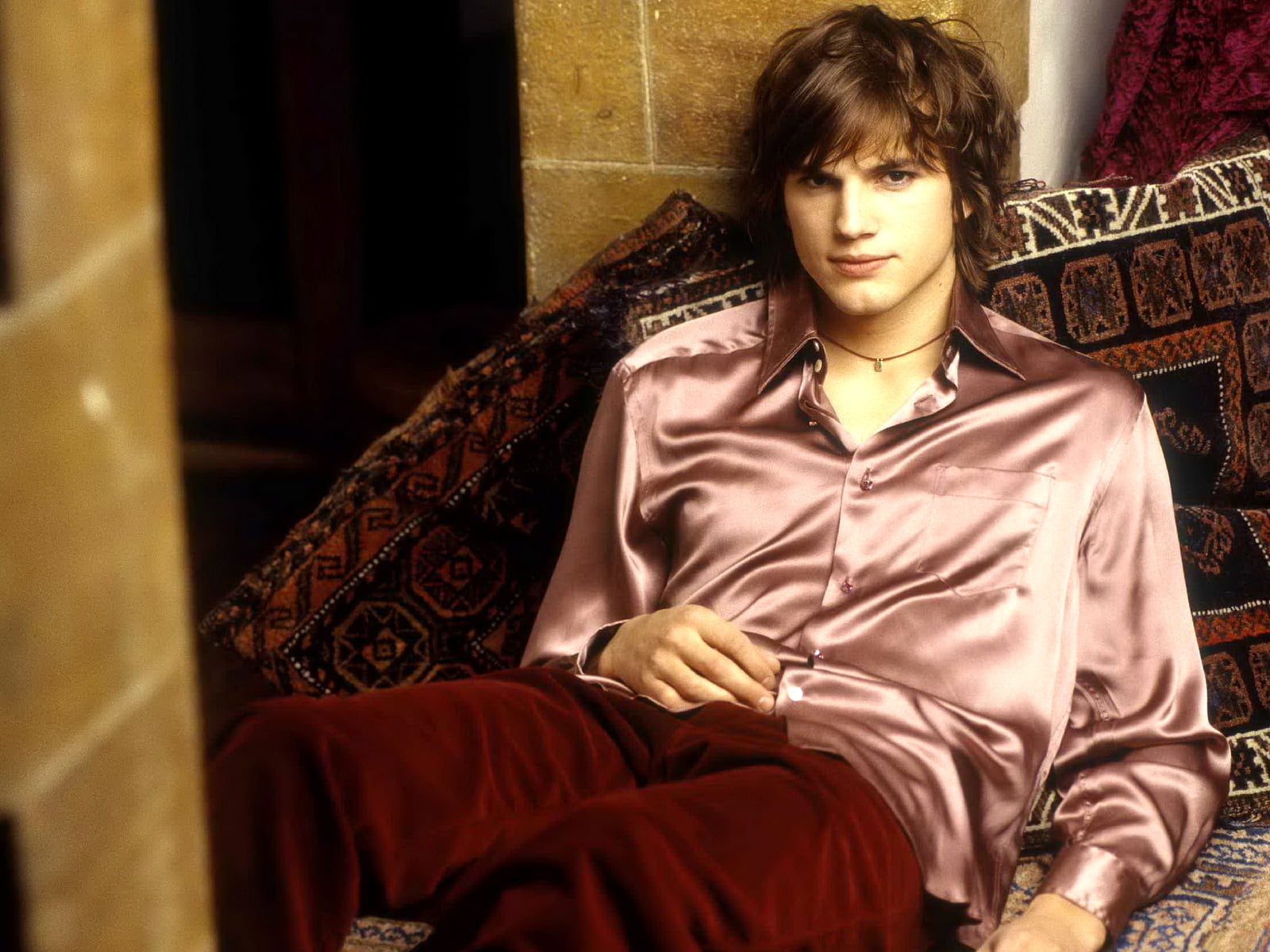 adult, beautiful woman, beautiful people, kutcher, young adult, 720P, leisure activity, pink, relaxation, contemplation, looking at camera, s, indoors, HD Wallpaper