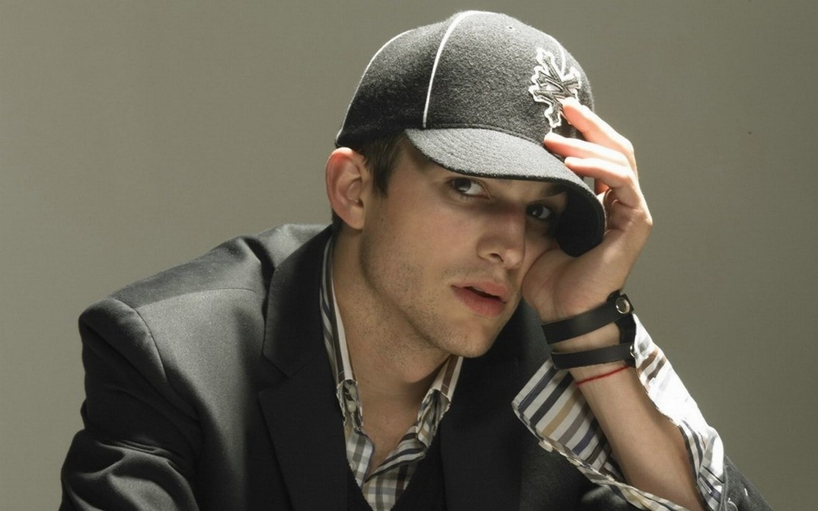 actor, Male celebrities, hat, colored background, suit, looking, looking at camera, clothing, gray, ashton, indoors, s, Hollywood Celebrities, kutcher, HD Wallpaper