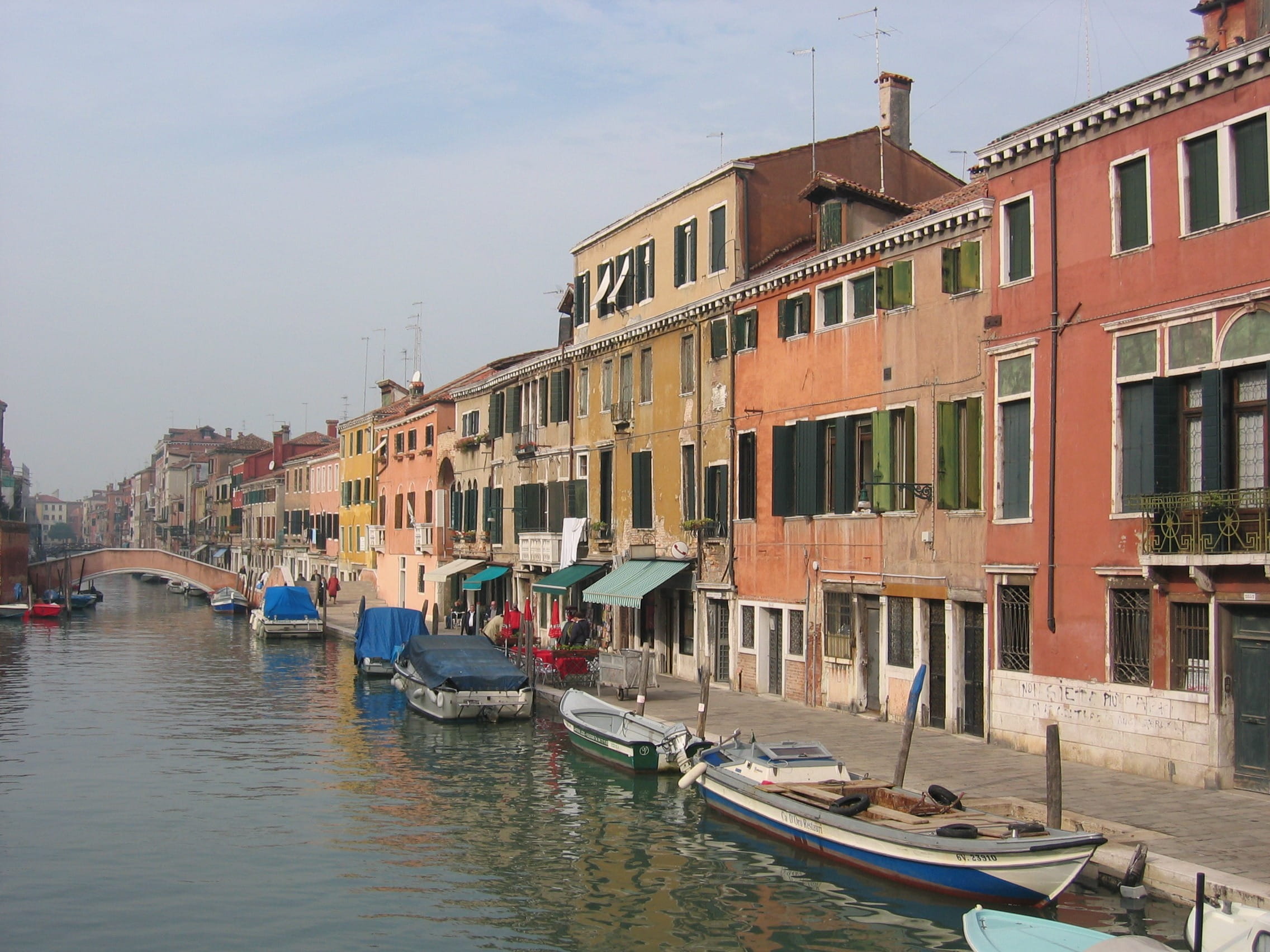 waterfront, italy, investors, Row, gondola - traditional boat, nature, architecture, boats, building exterior, built structure, residential district, Venice, HD Wallpaper