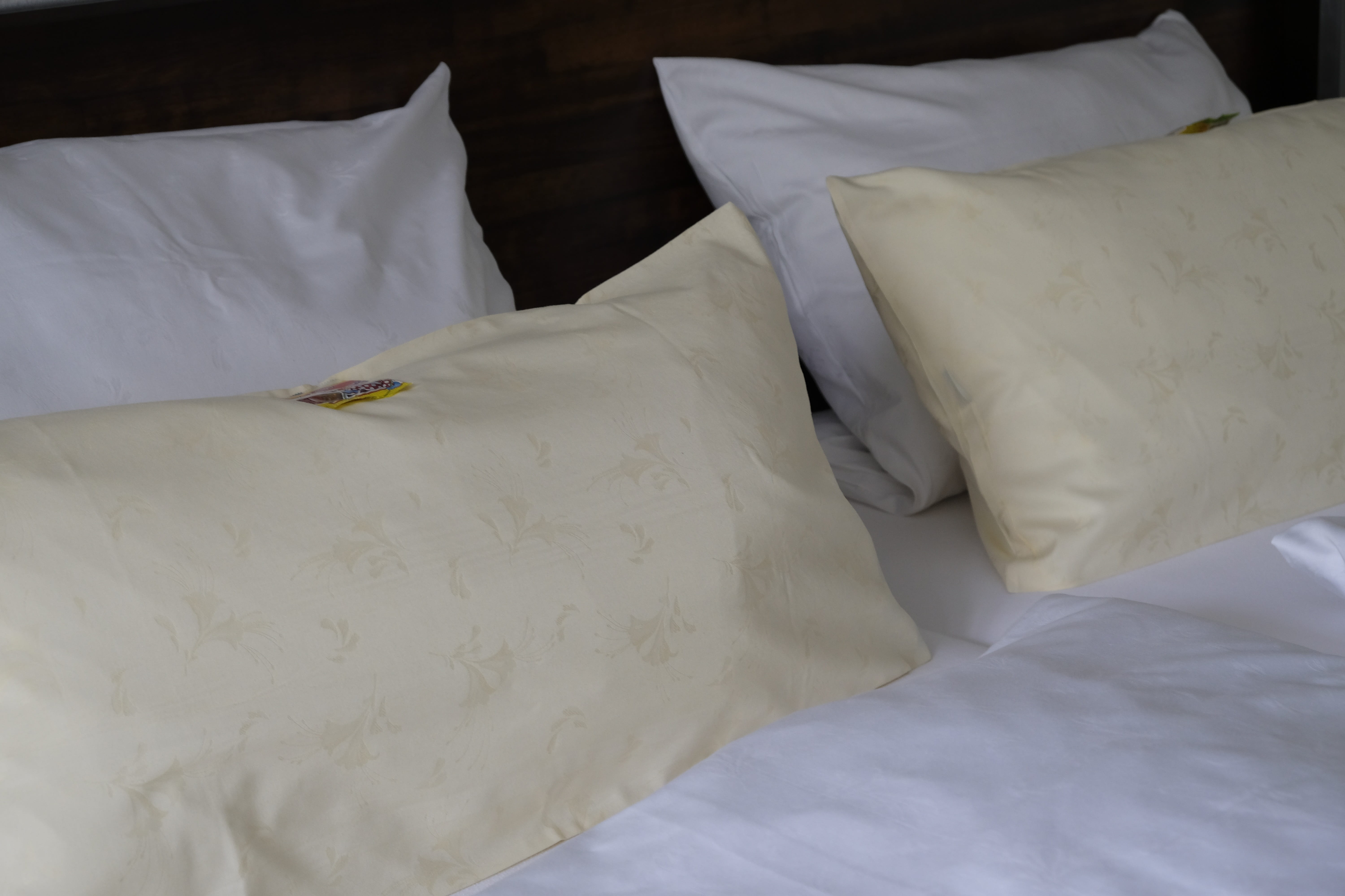 furniture, hotel room, tired, comfortable, pillow, domestic room, cozy, stuffed, tourist, softness, relaxation, sheet, sleep, duvet, bed amp breakfast, HD Wallpaper