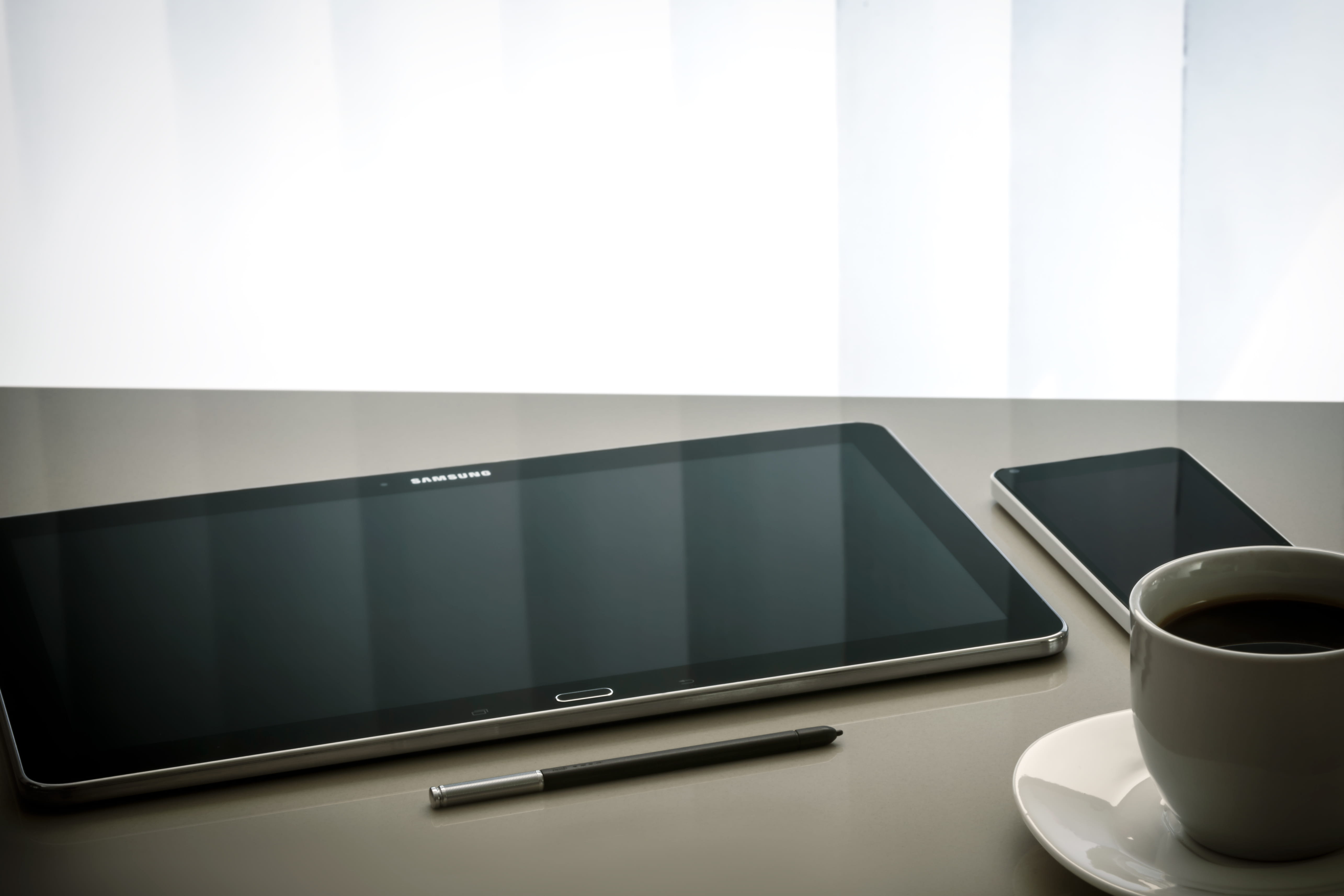 note, screen, internet, smartphone, copy space, beside, stylus, family, tea, desk, indoors, still life, black, crockery, table, wireless technology, no people, HD Wallpaper