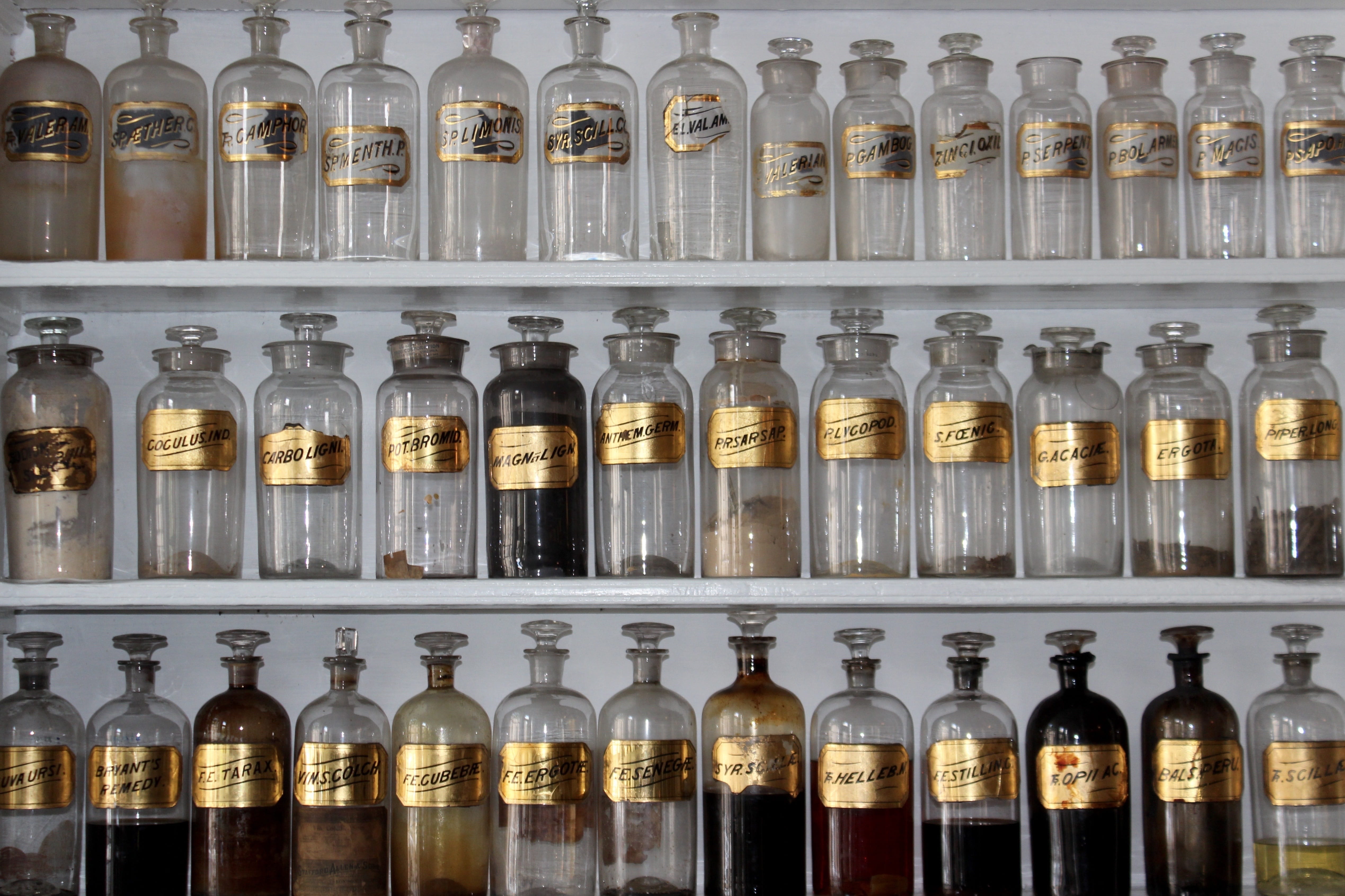 glass, shelf, white, container, 4K, choice, medicine, alcohol, in a row, collection, retail, food and drink, indoors, refreshment, no people, bottle, display, HD Wallpaper