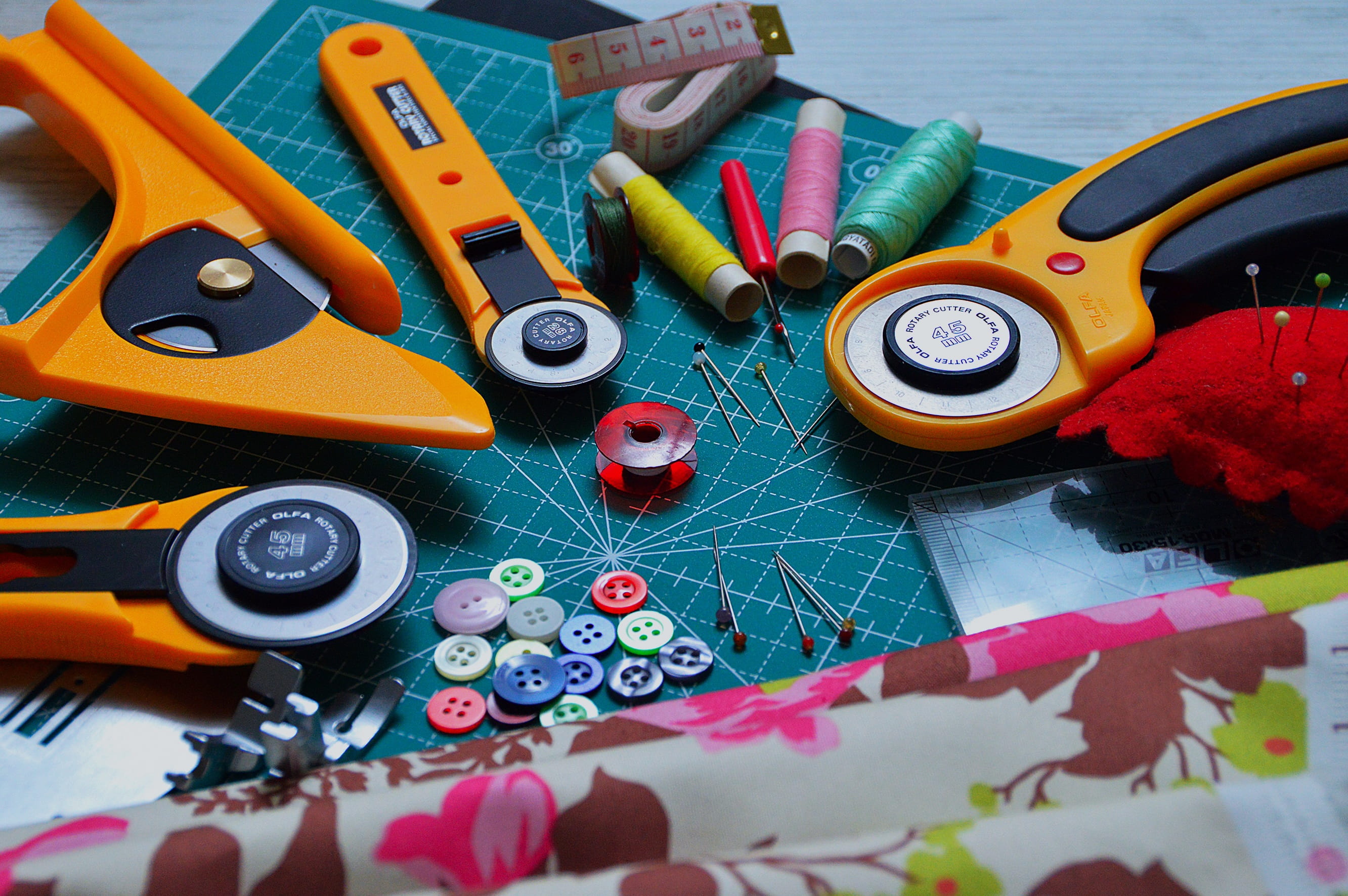 equipment, buttons, scissors, red, Mood, high angle view, sewing, Quilting, table, tailor, floral pattern, 2K, thread, still life, clipboard, Material, HD Wallpaper