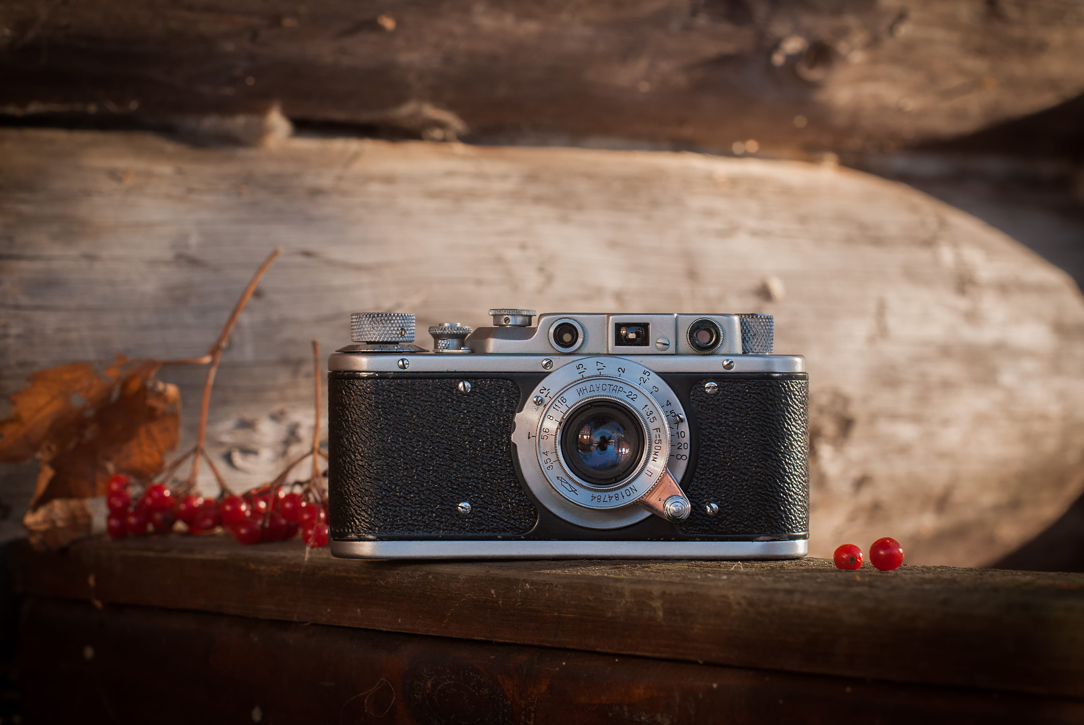 wood, no people, analog, raspberry, table, digital camera, slr, technology, photographing, photography themes, zorkiy, antique, symbol, old, camera - photographic equipment, HD Wallpaper