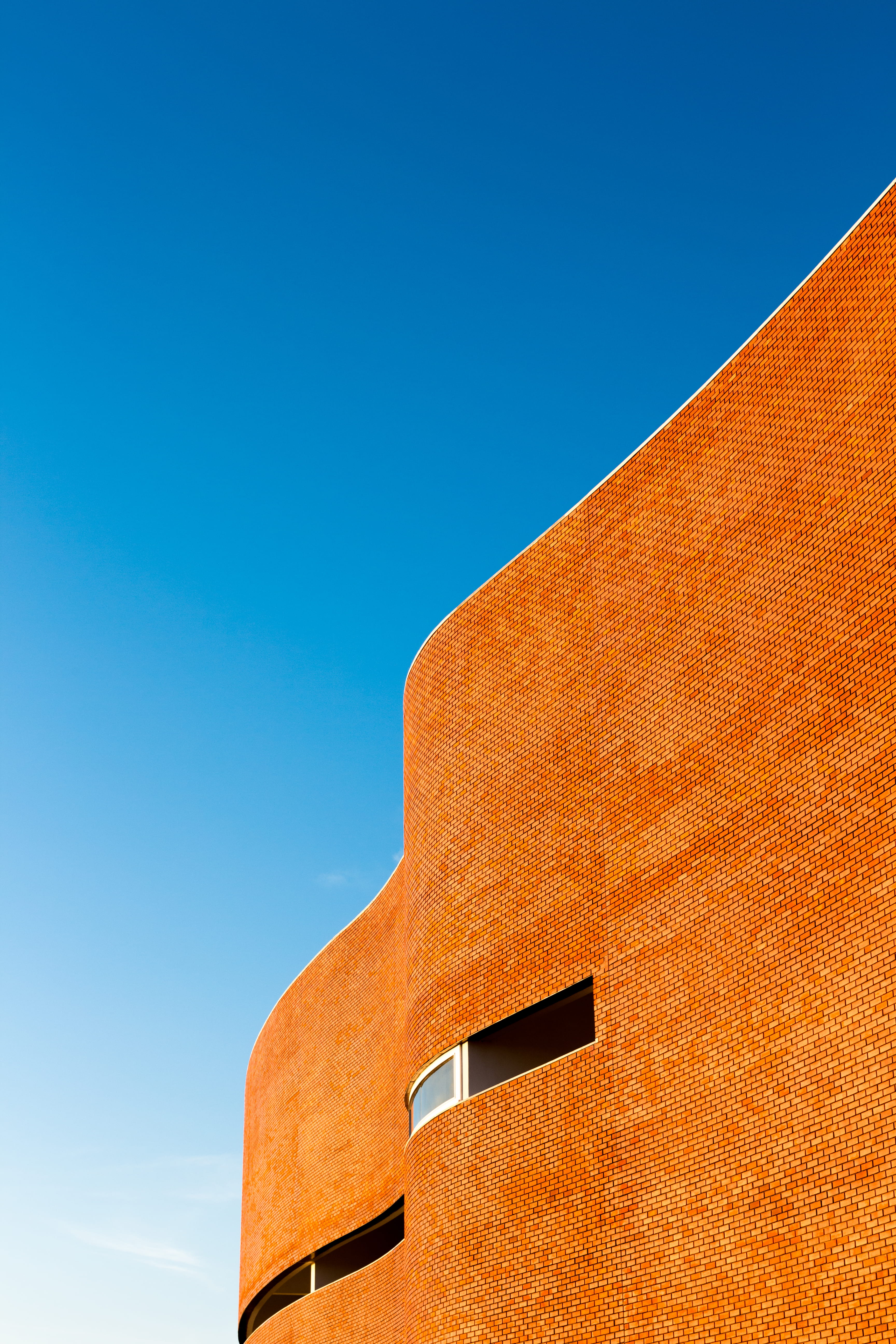 low angle shot, building, copy space, building exterior, contemporary, beautiful, photographic composition, exterior, design, establishment, concrete, blue sky, Phone HD Wallpaper
