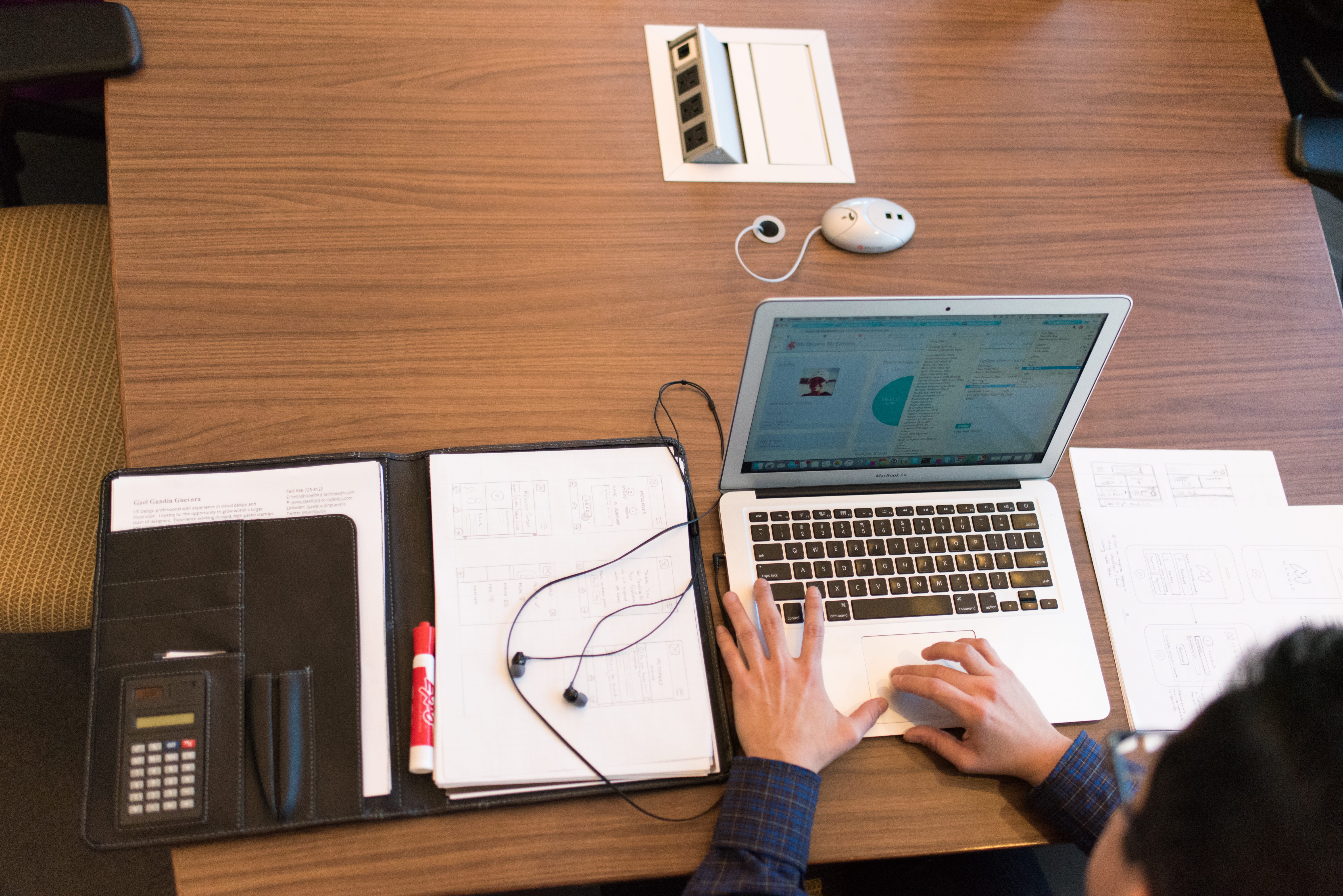 laptop, hands, screen, flatlay, adult, business, connection, wireless technology, computer equipment, dress, one person, working, office, facing, shirt, HD Wallpaper