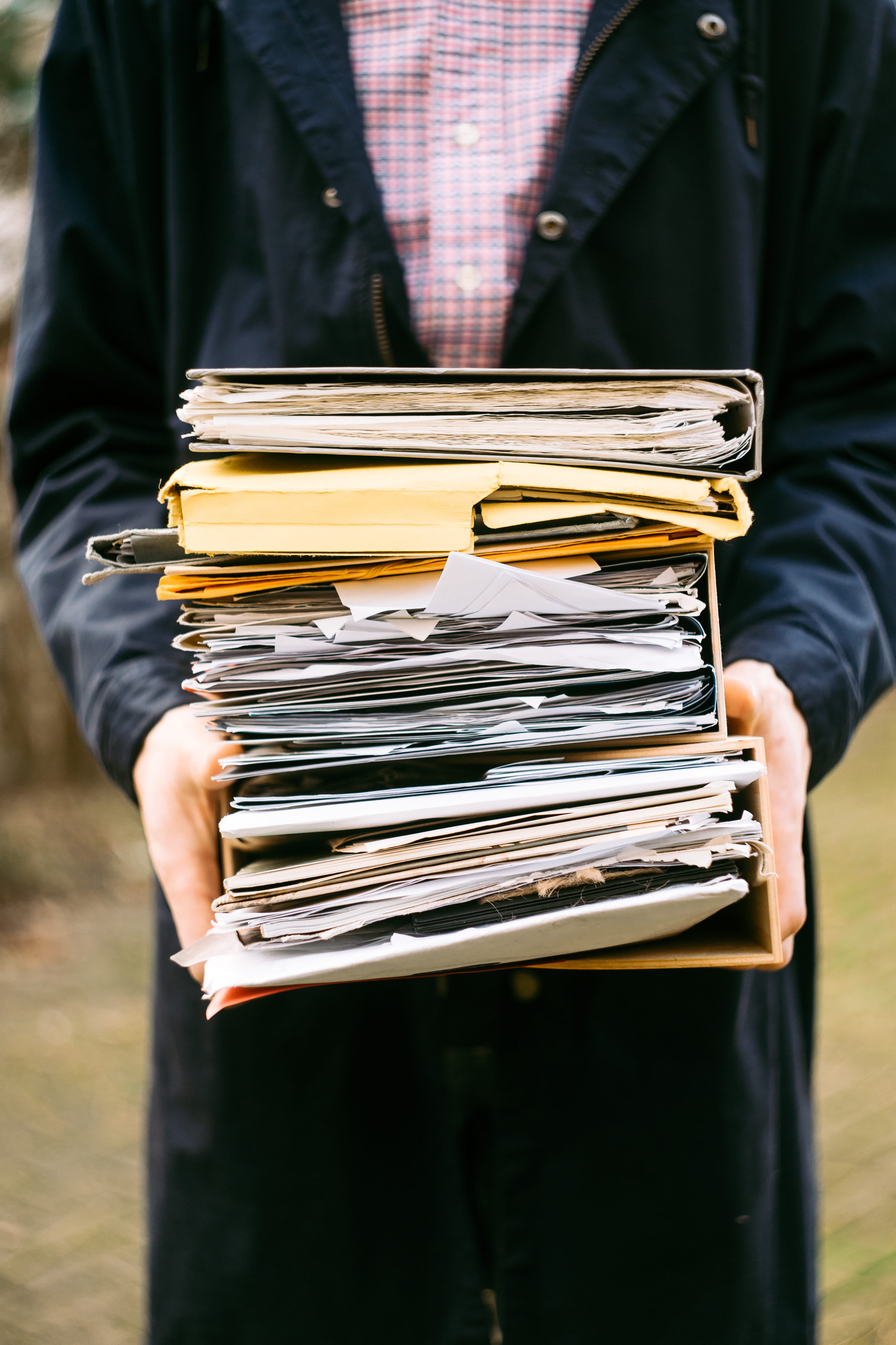 day, large group of objects, one Person, paperwork, file, holding, corporate business, close-up, people, businessman, standing, publication, work, well-dressed, Phone HD Wallpaper