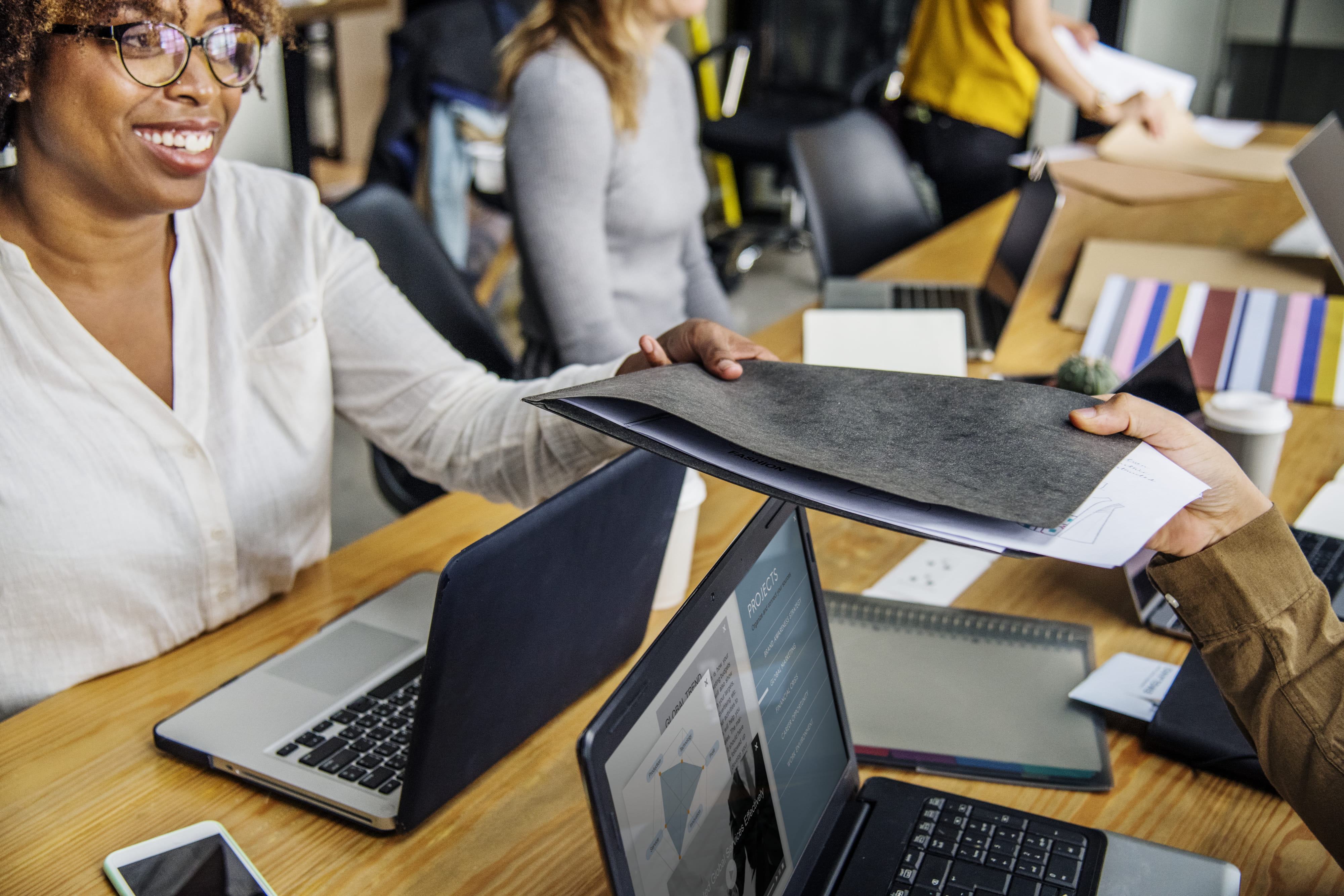 hands, workspace, working, strategy, adult, discussion, brown, indoors, eyewear, team, collaboration, connection, sitting, wooden, group, assorted, together, HD Wallpaper