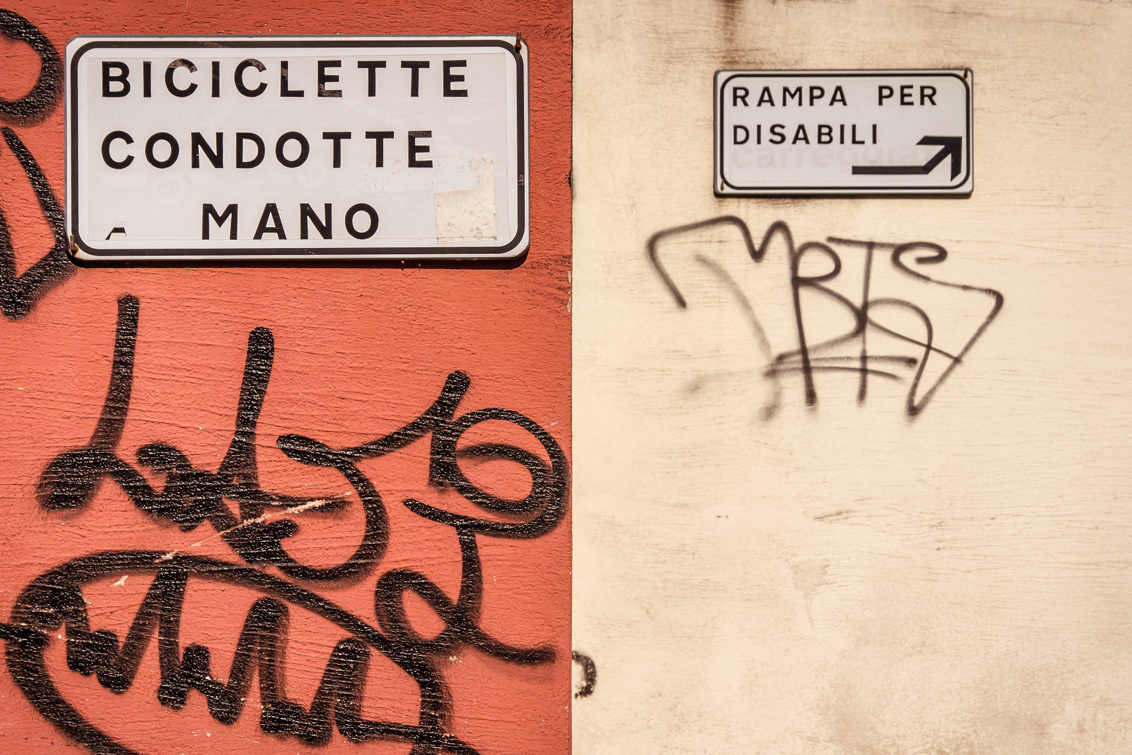 communication, red, table, text, single word, technology, italy, internet, graffiti, western script, wall, backgrounds, art, wood - material, street, black, HD Wallpaper