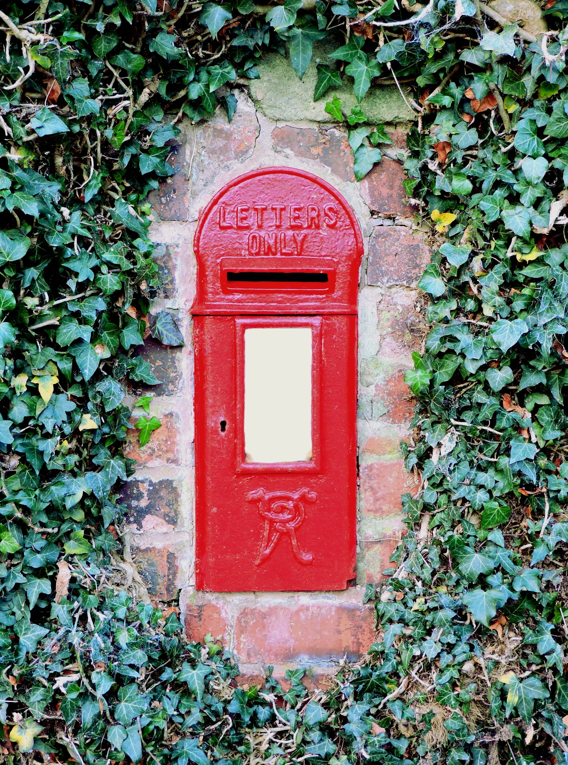 box, retro, paper, built structure, letterbox, royal mail, vintage, christmas, mailbox, metal, communication, ivy, birthday, address, brick, correspondence, Phone HD Wallpaper