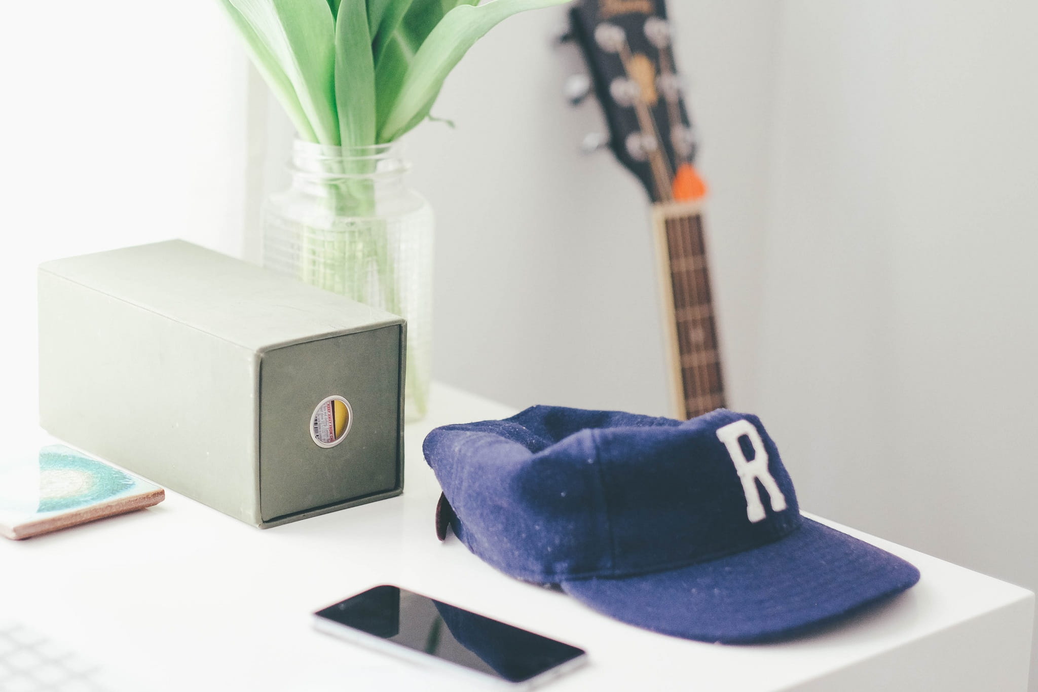 technology, e reader, flower, still life, close-up, indoors, guitar, study, arts culture and entertainment, Iphone, digital, Smartphone, home interior, HD Wallpaper